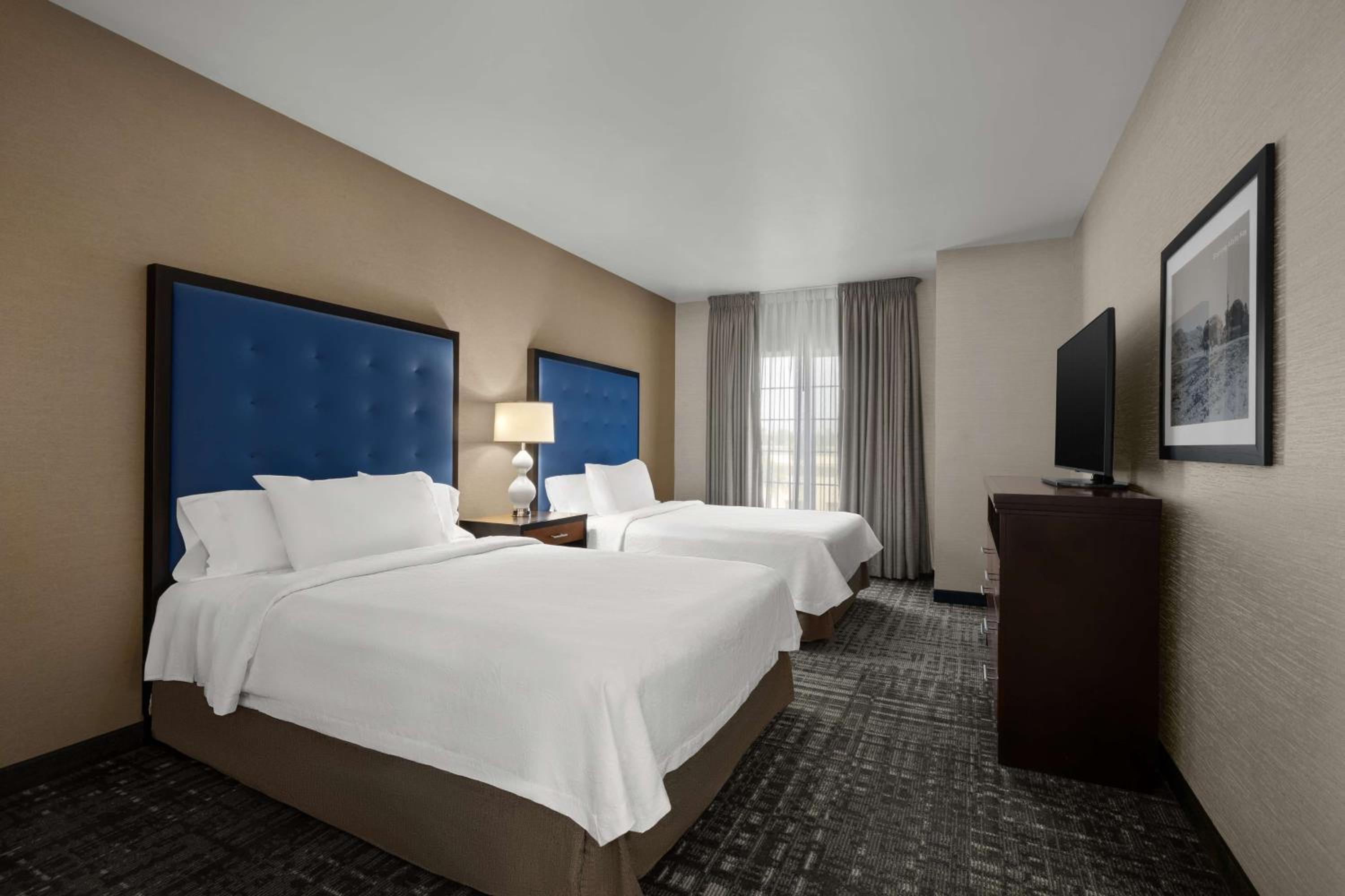 One-Bedroom Queen Suite with Two Queen Beds - Non-Smoking - Photo 4