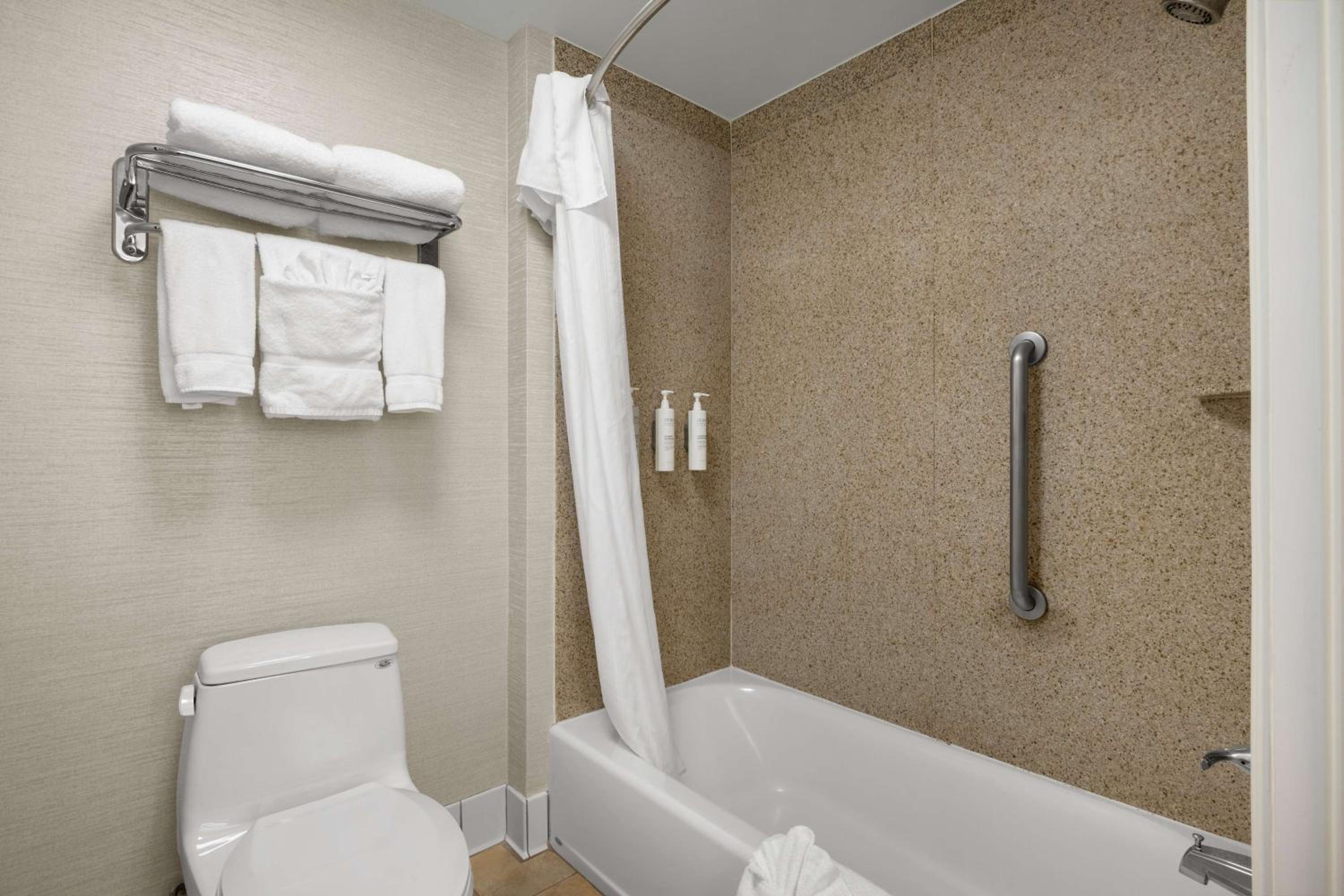 Two Bedroom Suite with One King and Two Queen Beds - Non-Smoking - Photo 4