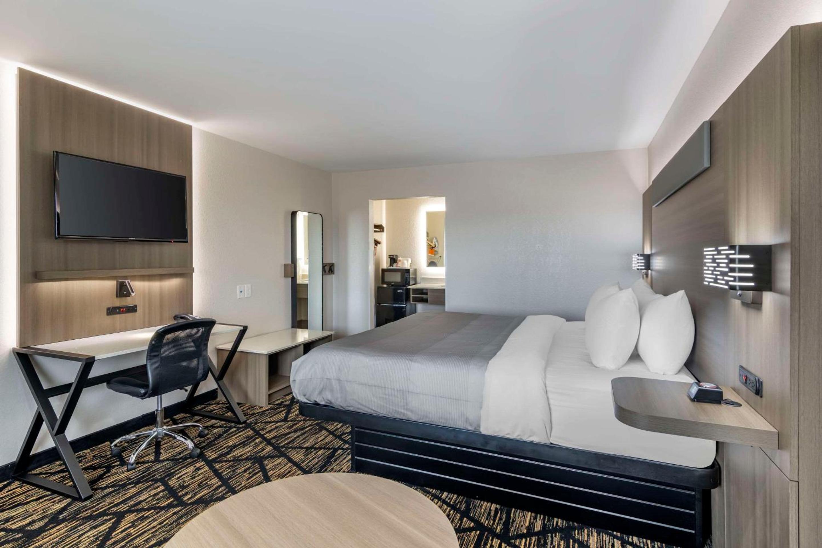 Standard King Room - Photo 4