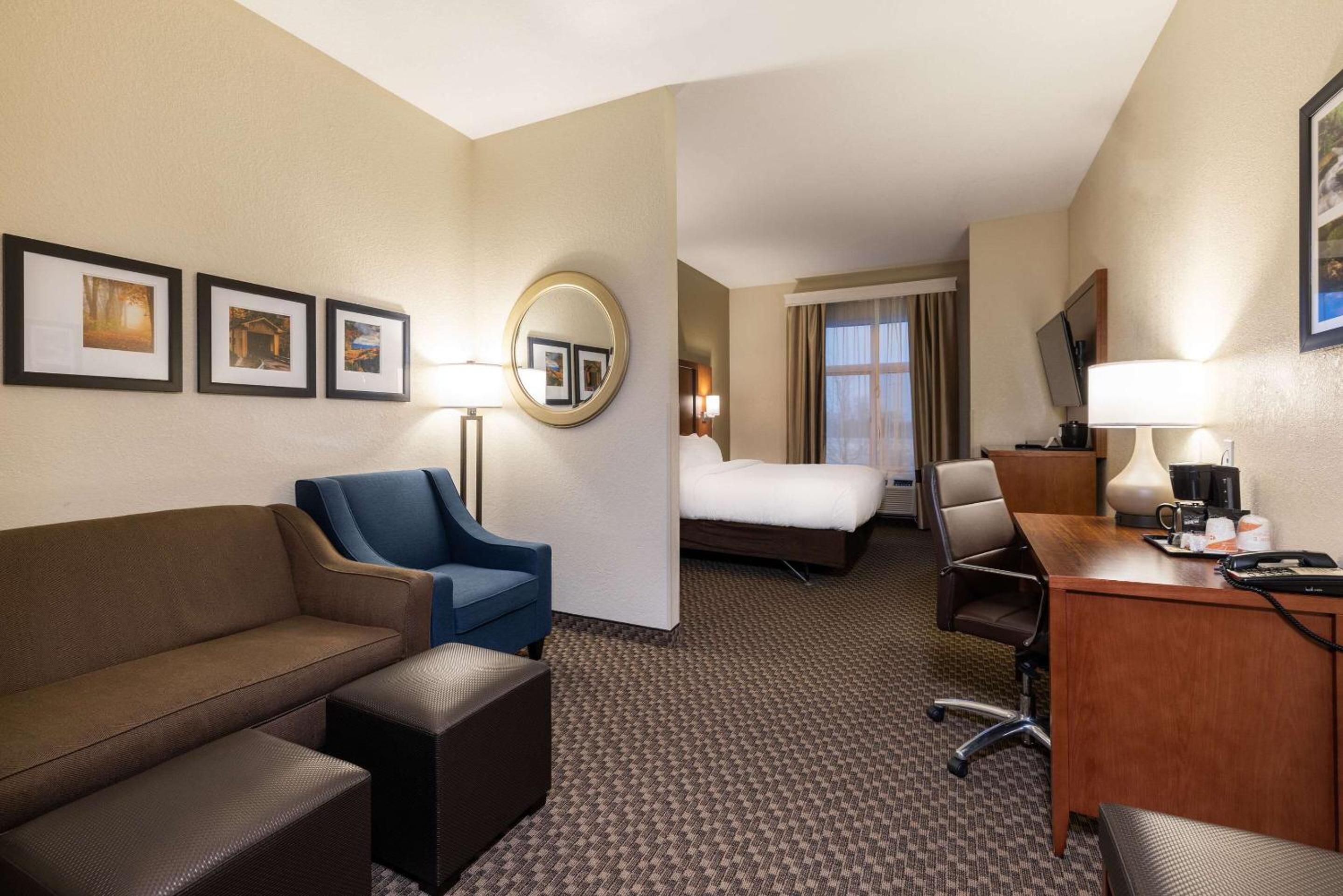 King Suite - Non-Smoking - Photo 1