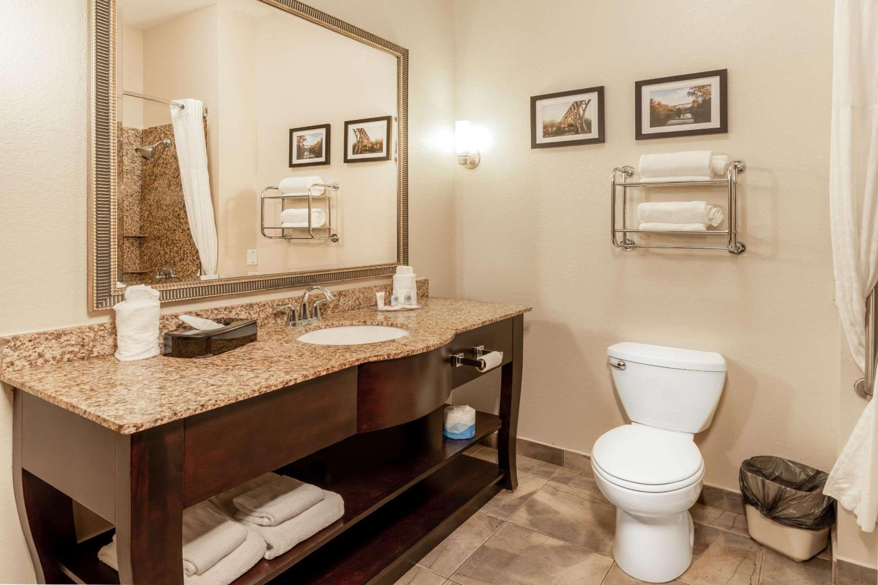 Queen Suite - Non-Smoking - Photo 3