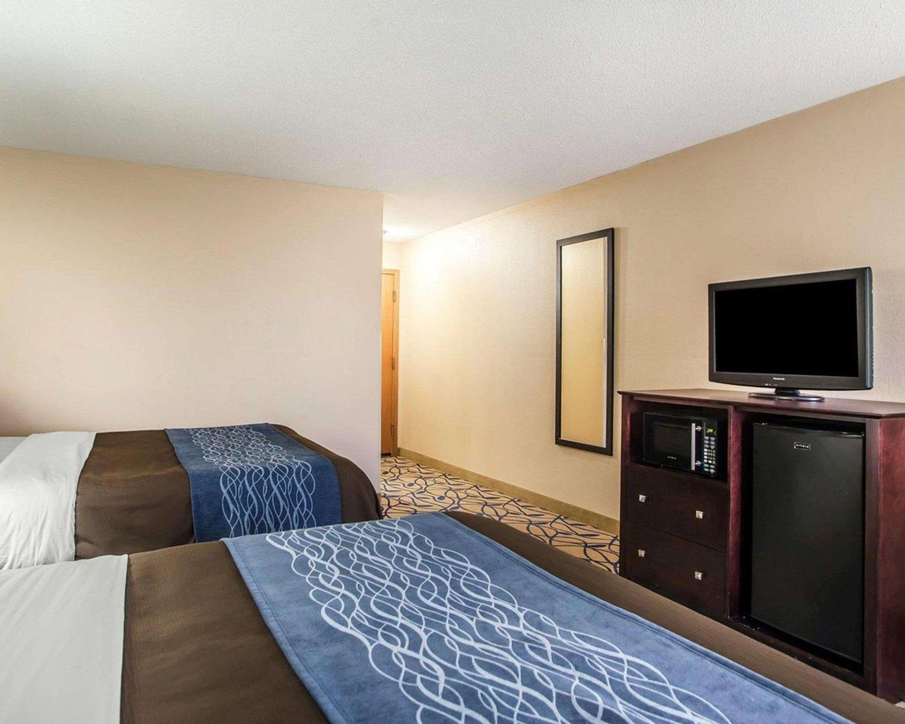 Queen Room with Two Queen Beds - Photo 4