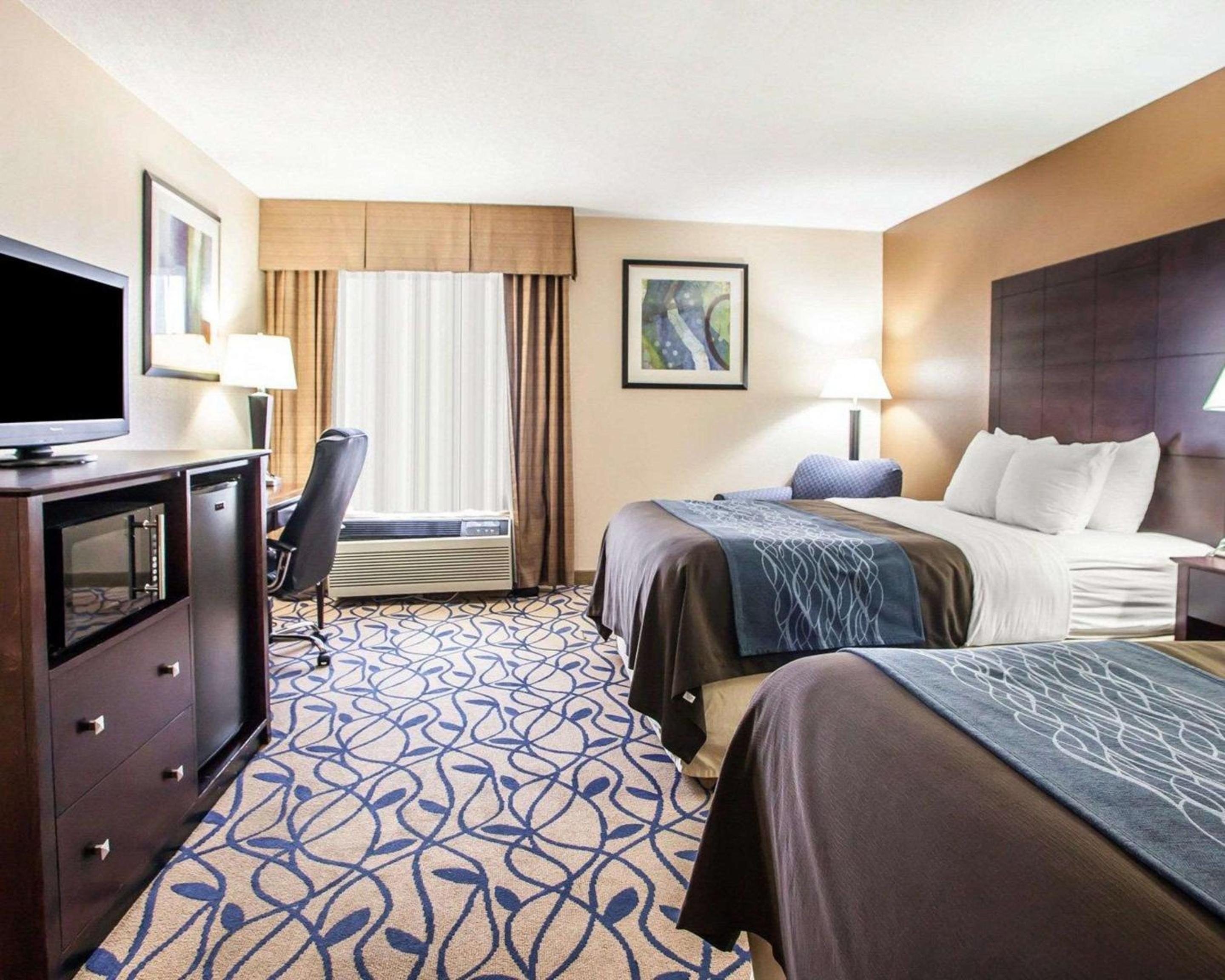 Queen Room with Two Queen Beds - Photo 2