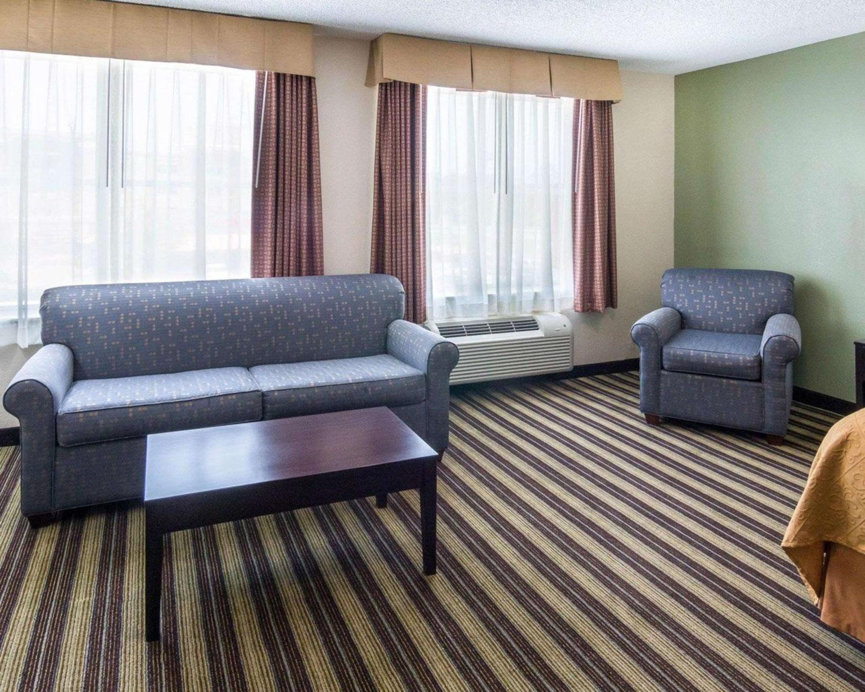 King Suite with Sofa Bed - Non-Smoking - Photo 4