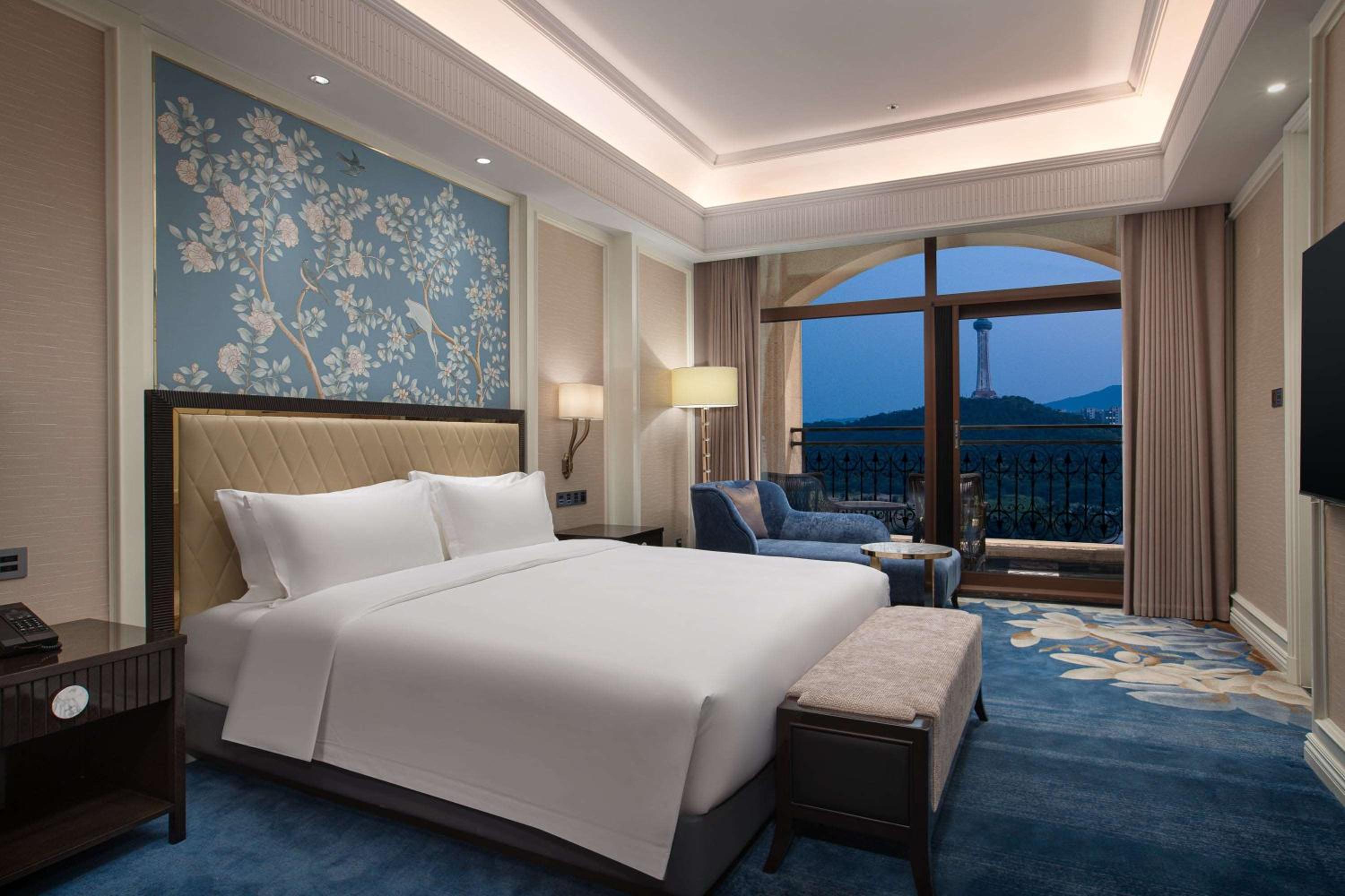 Deluxe King Room with Garden View