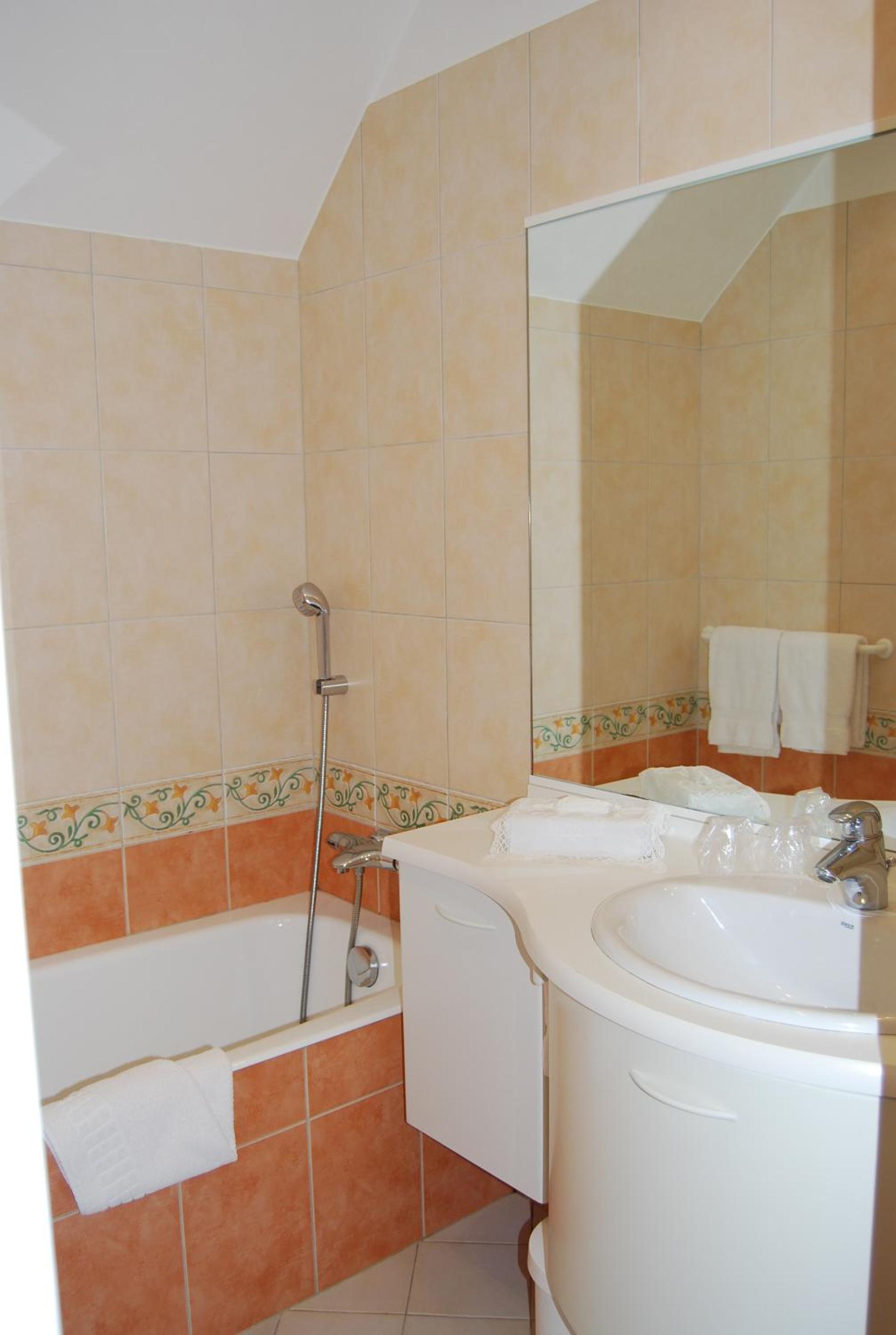 Twin Room - Photo 6