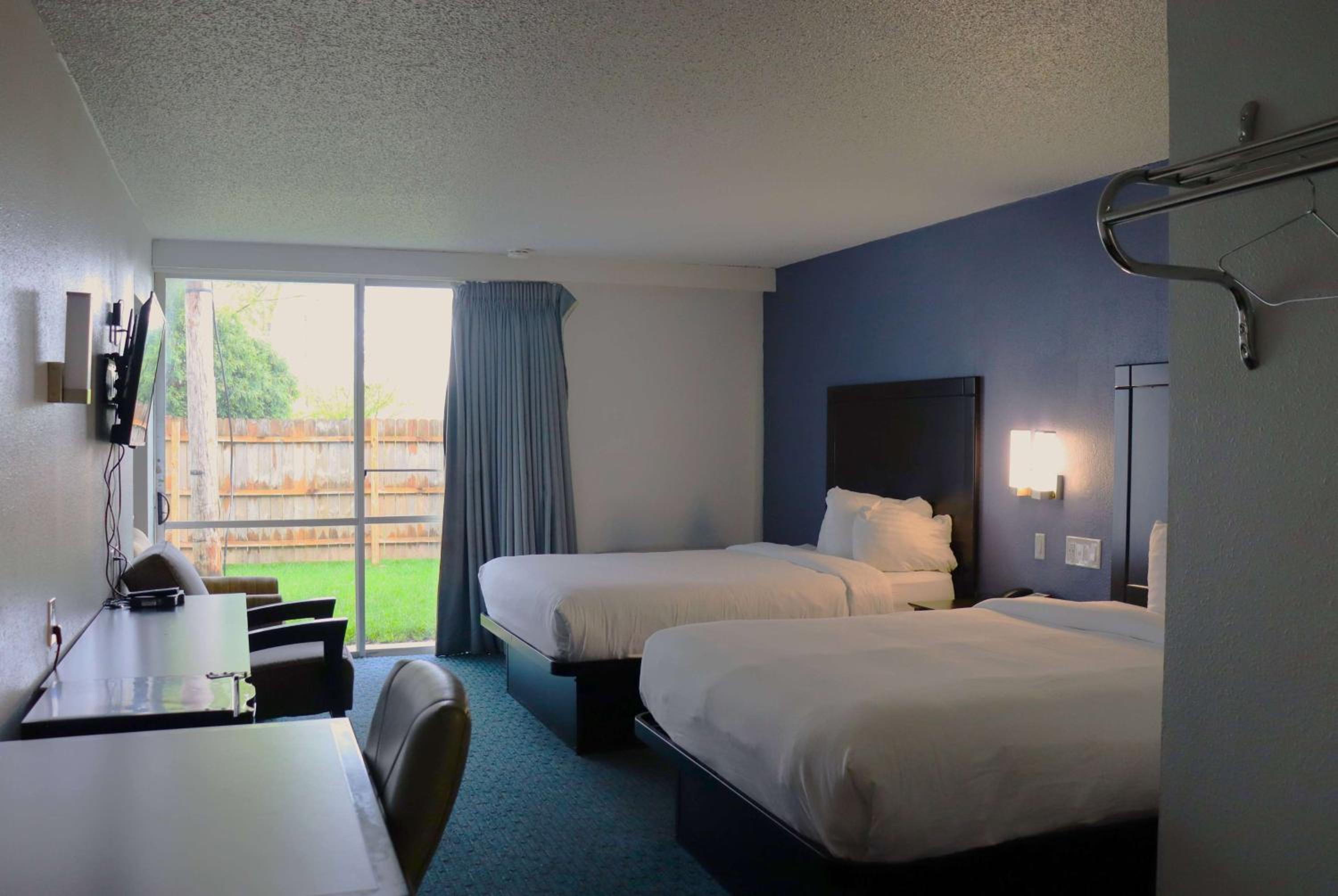 Queen Room with Two Queen Beds - Non-Smoking - Photo 1