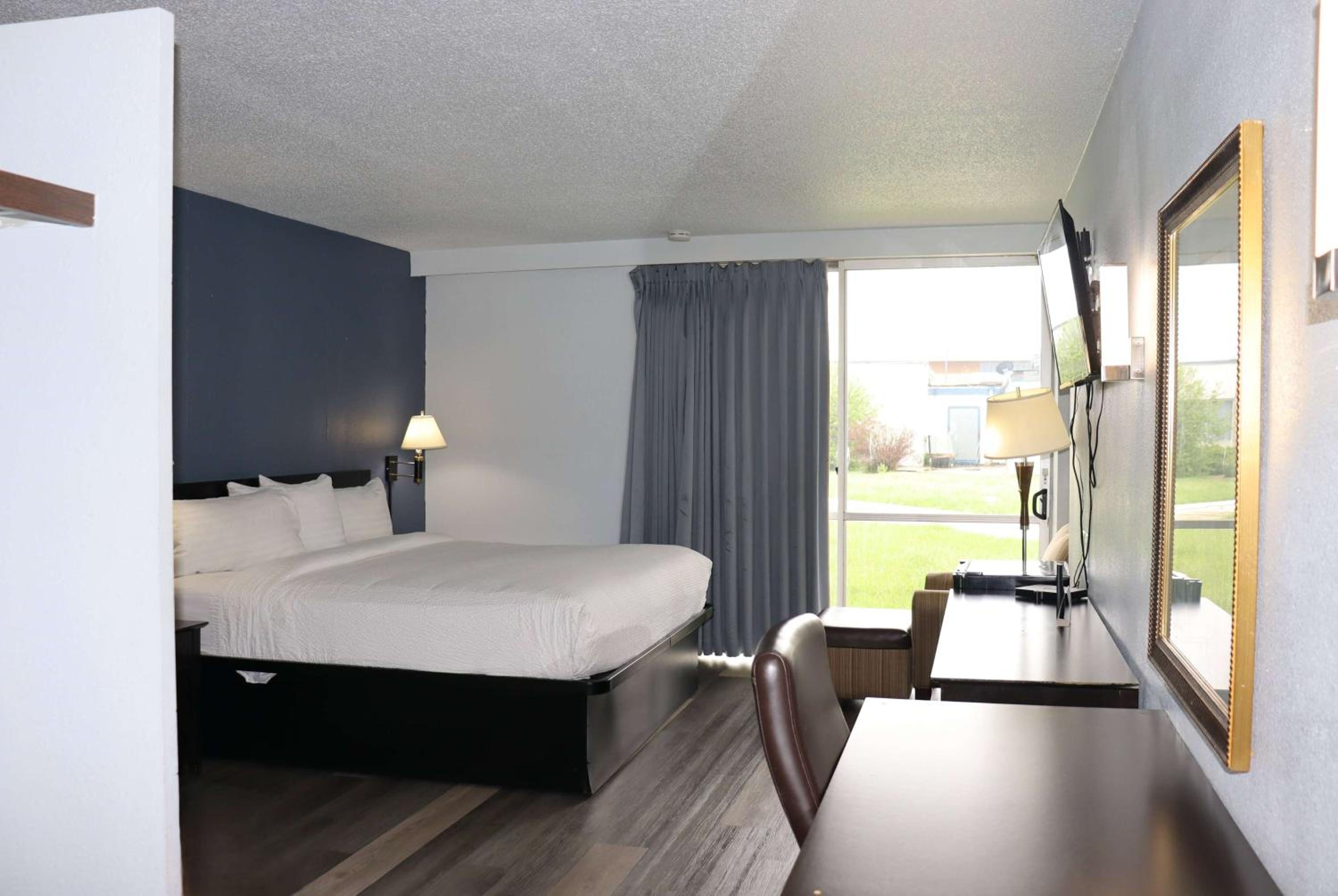 King Room - Non-Smoking - Photo 1
