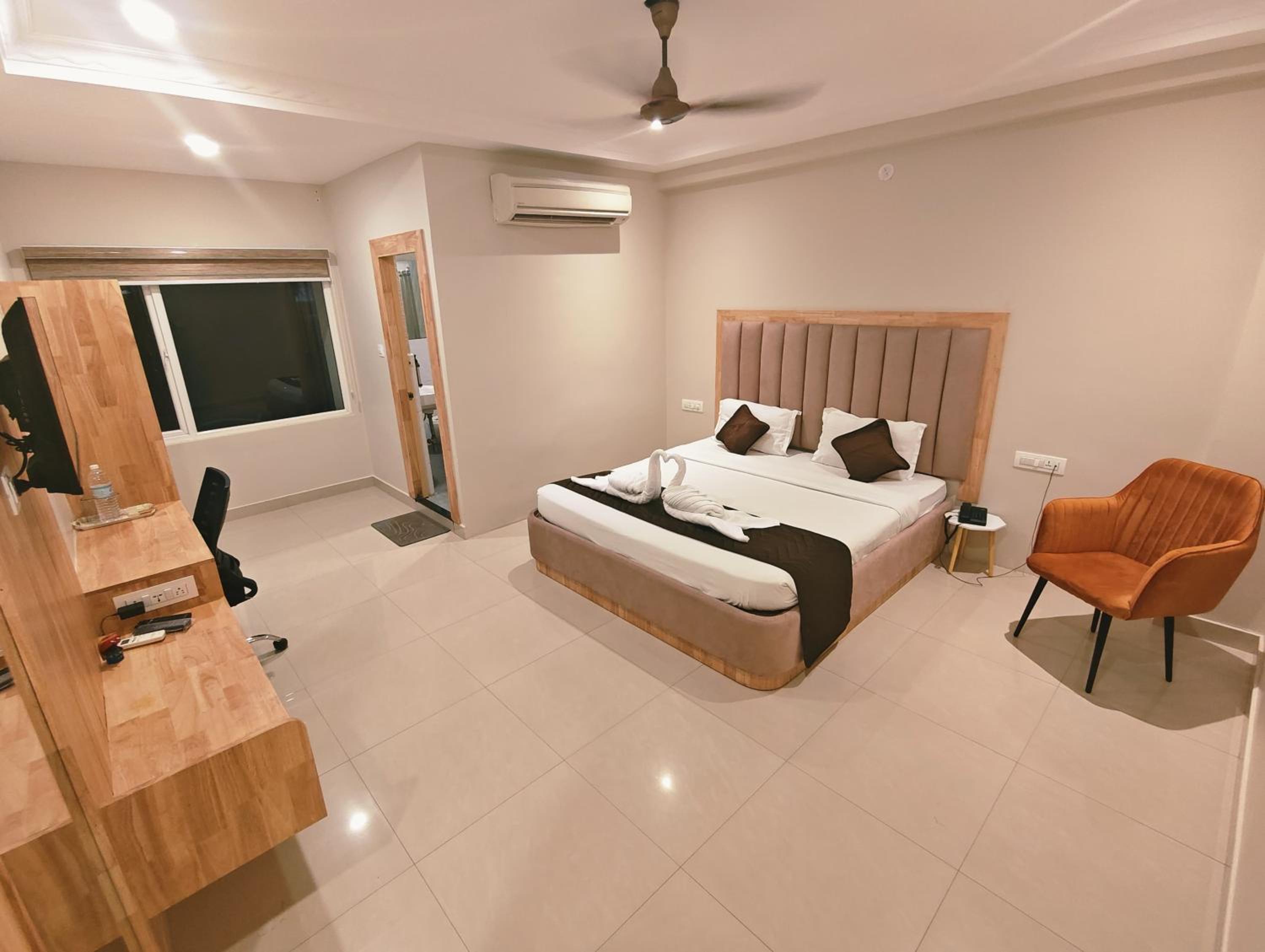 Deluxe Double or Twin Room with City View - Photo 1