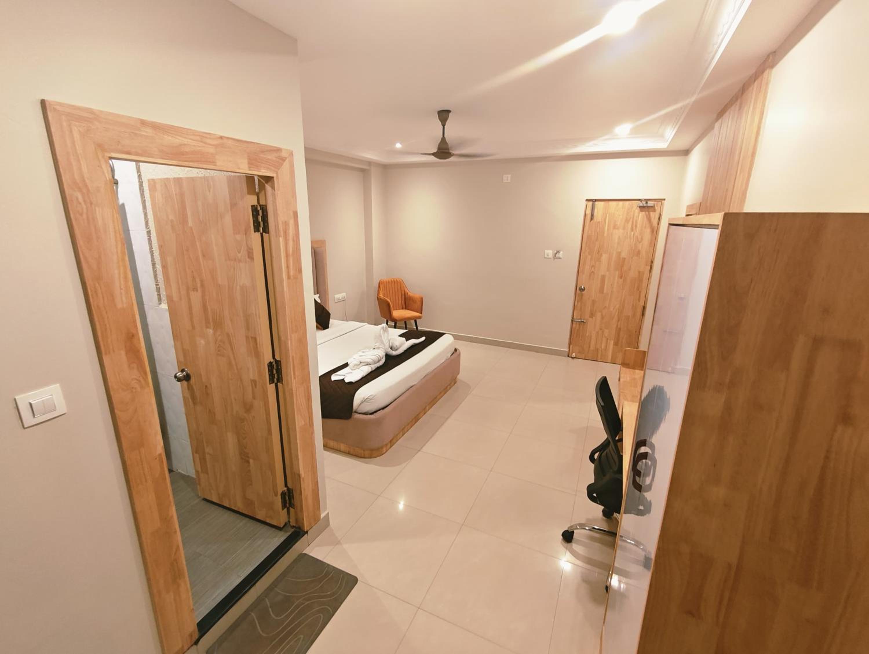 Deluxe Double or Twin Room with City View - Photo 3