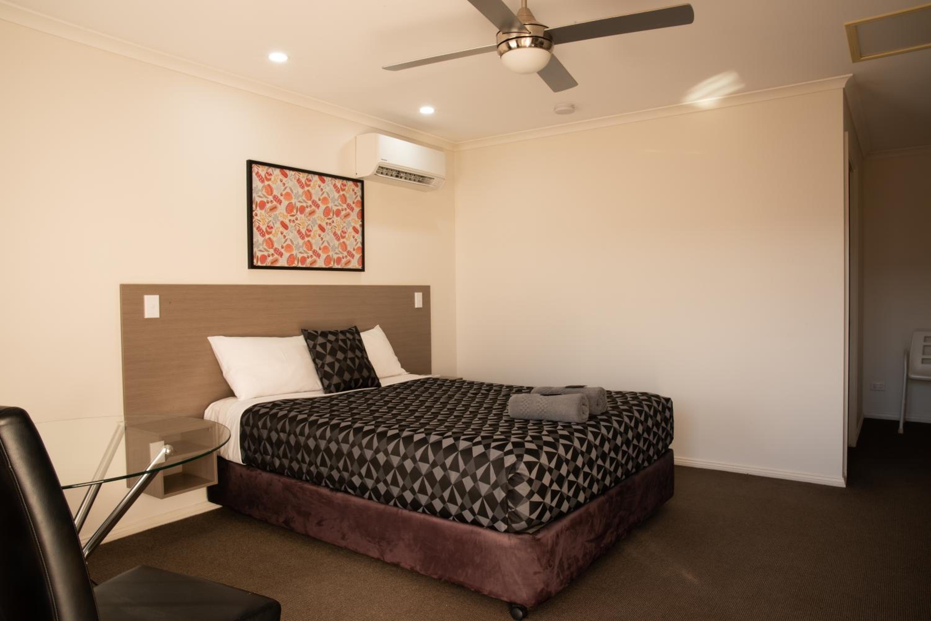 Queen Room - Disability Access photo 1