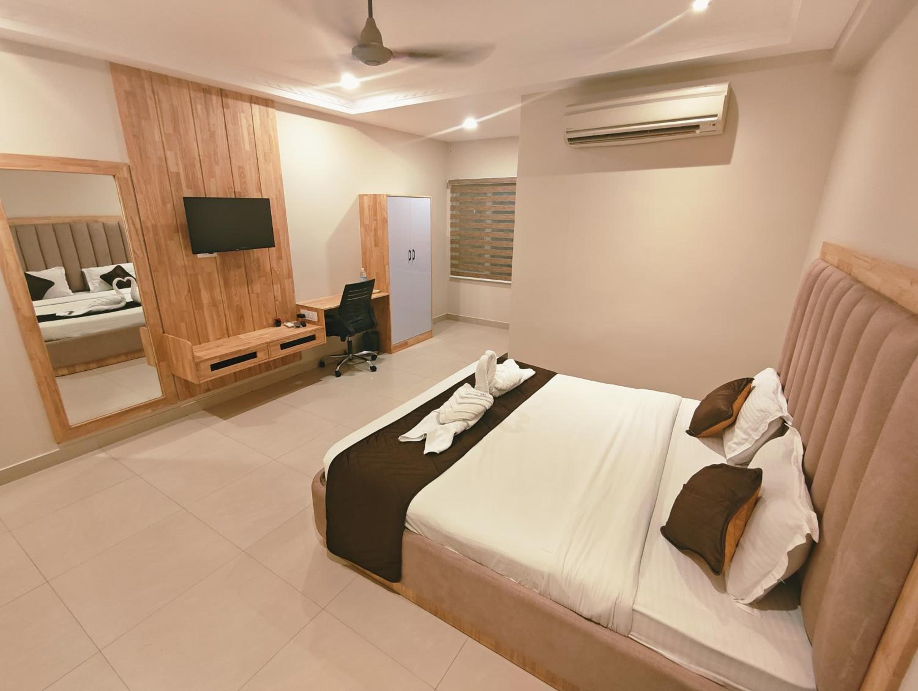 Deluxe Double or Twin Room with City View - Photo 2