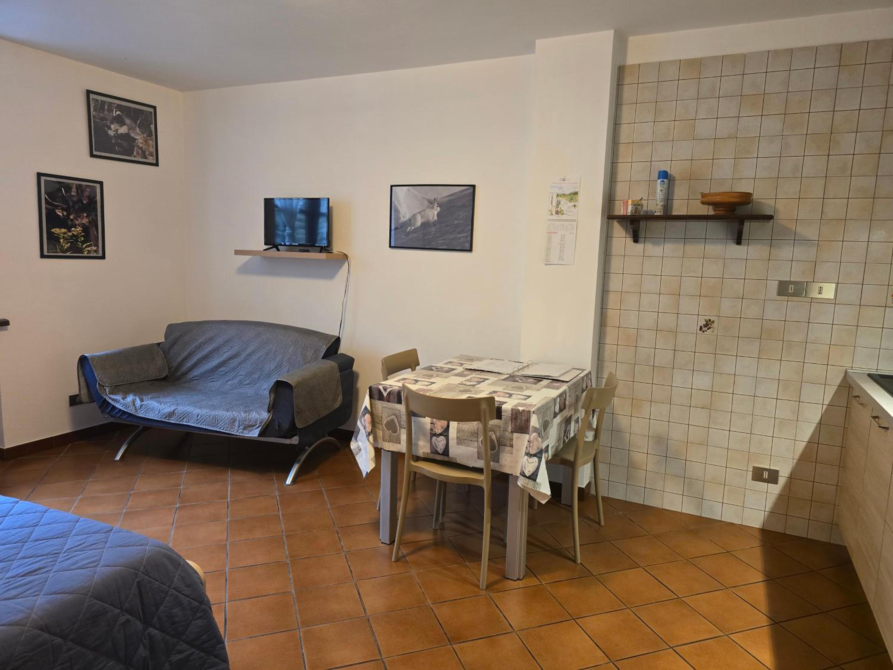One-Bedroom Apartment photo 1