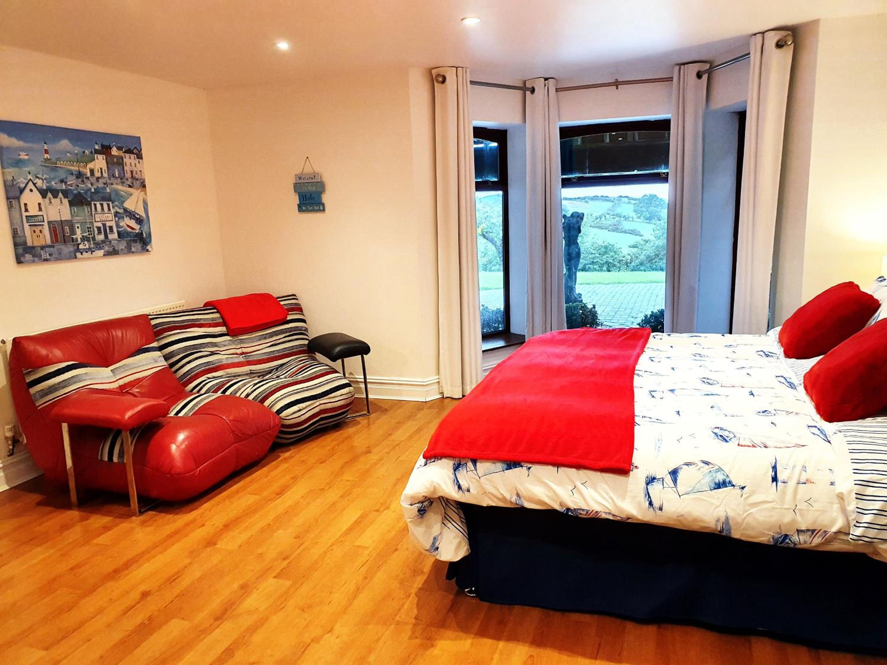 Five-Bedroom House photo 2