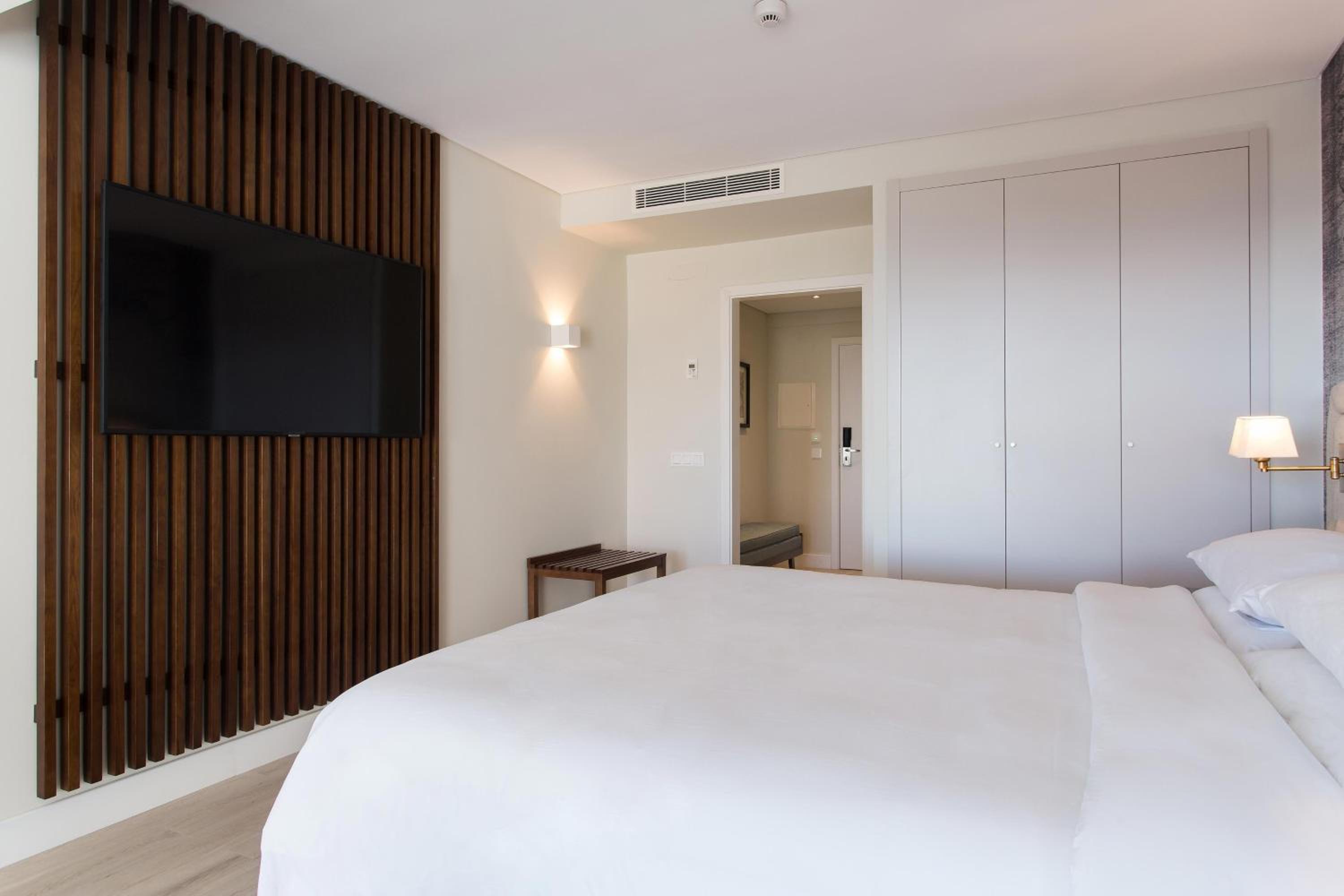 Family, Guest room, 1 Queen, Sofa bed, Pool view, Balcony - Photo 2