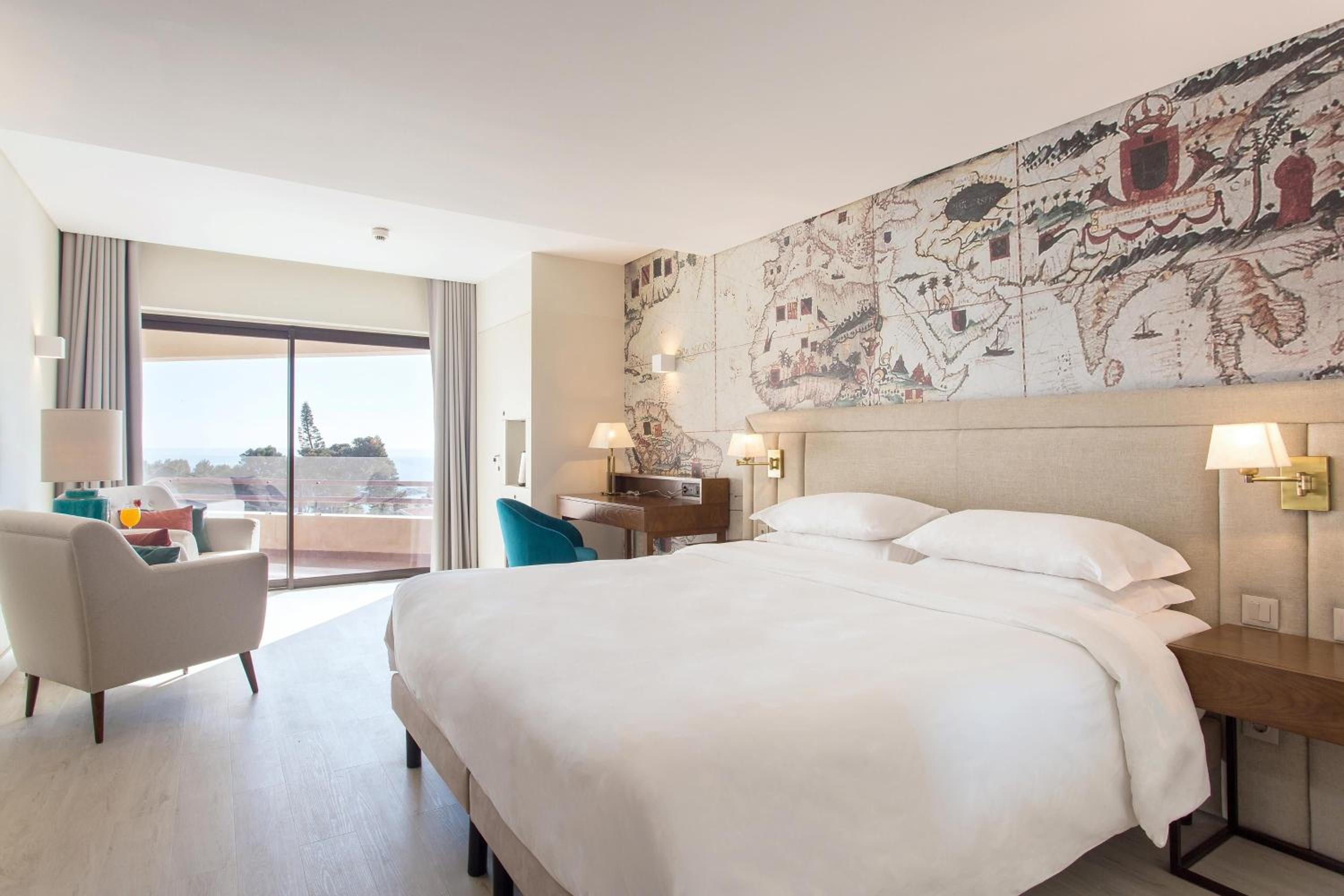 Guest room, 1 Queen, Pool view, Balcony - Photo 2