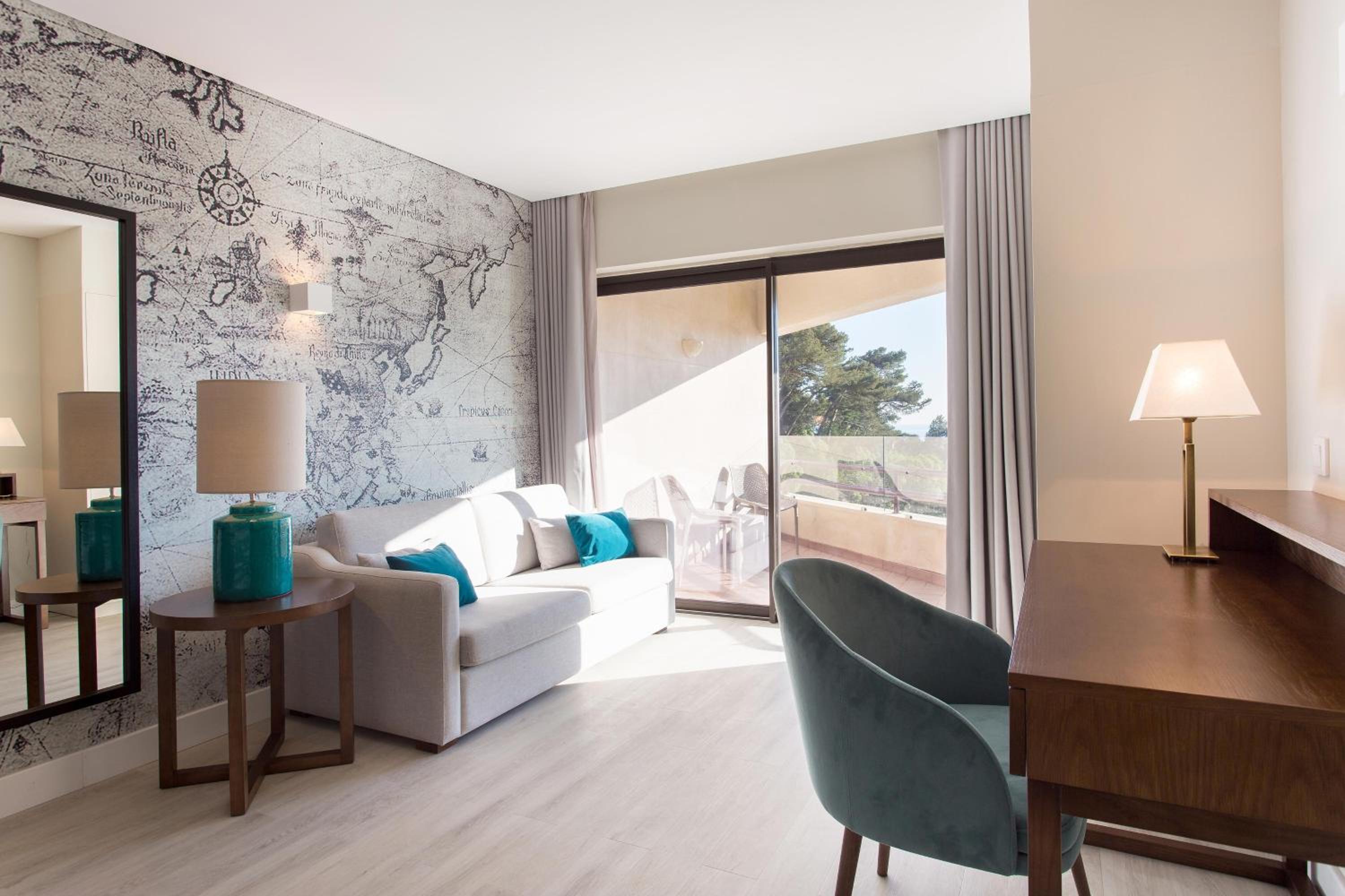 Family, Guest room, 1 Queen, Sofa bed, Pool view, Balcony - Photo 4