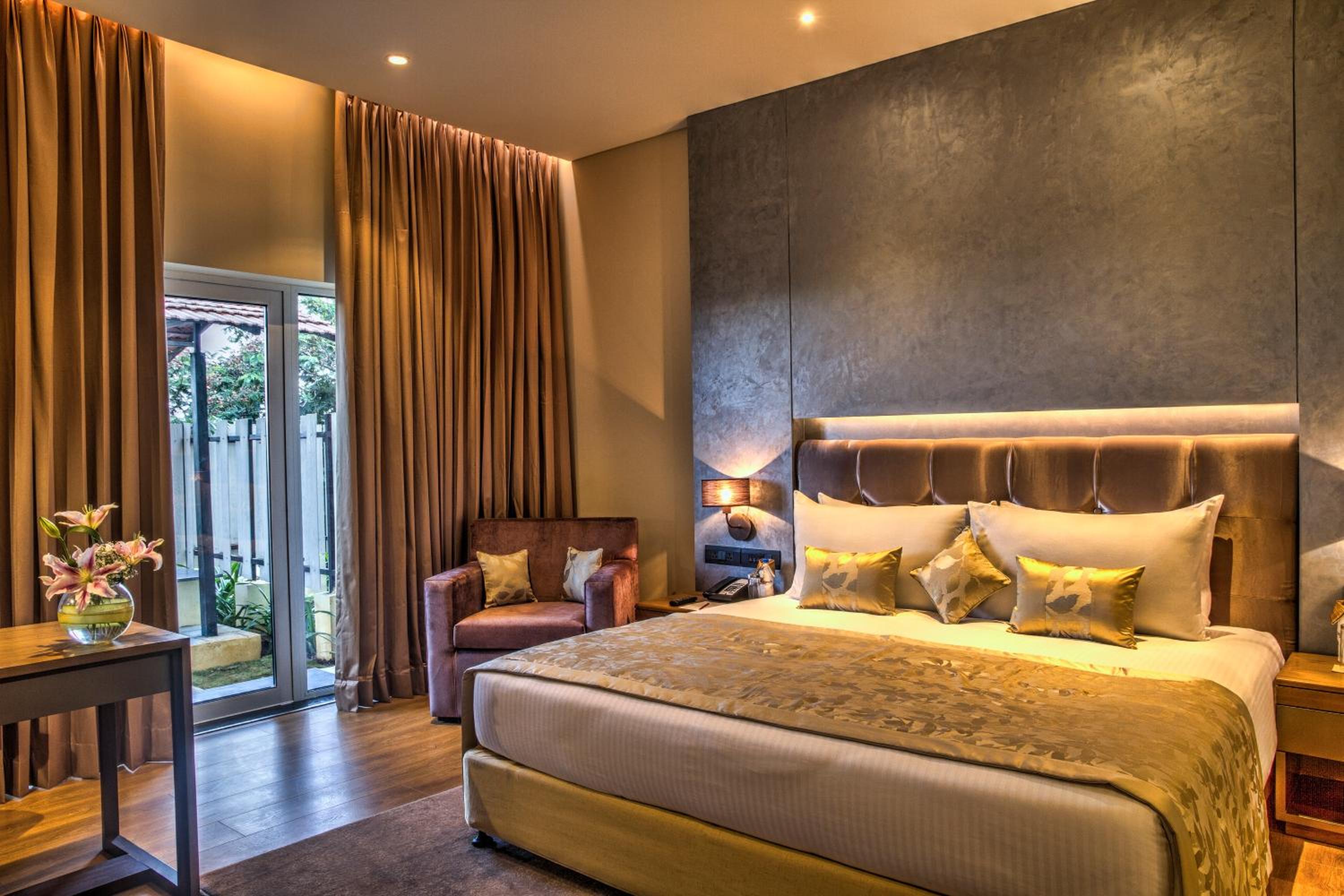 Executive Suite with Bathtub