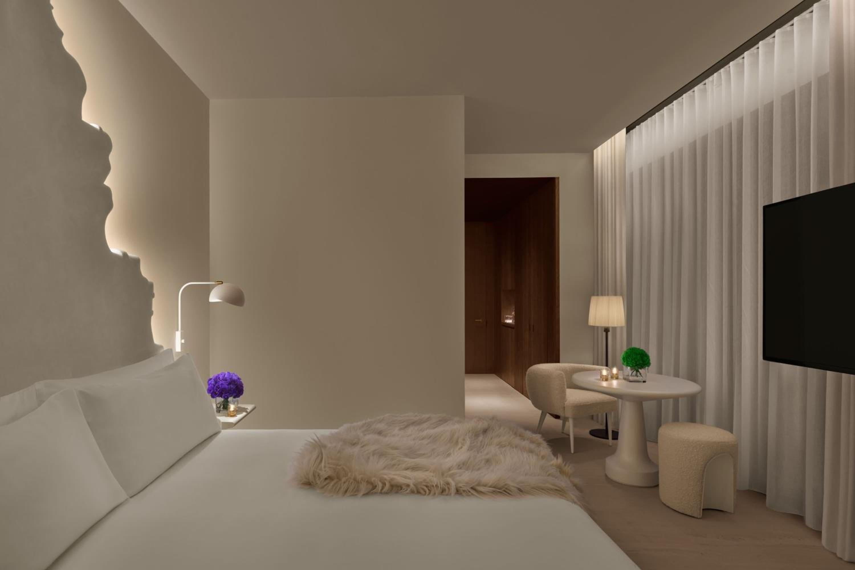 Superior King Room thumbnail 6