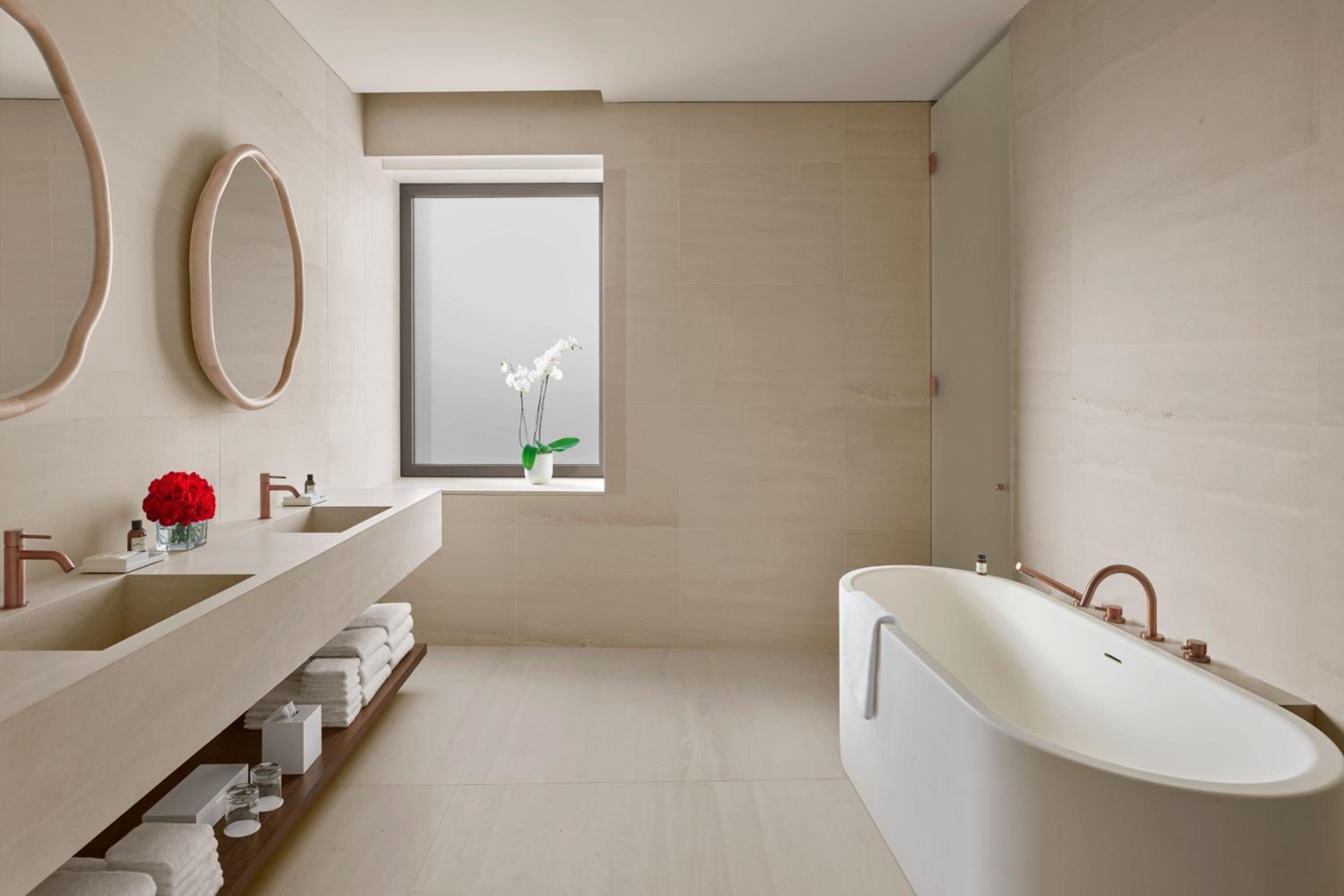 One-Bedroom Premier King Suite thumbnail 5