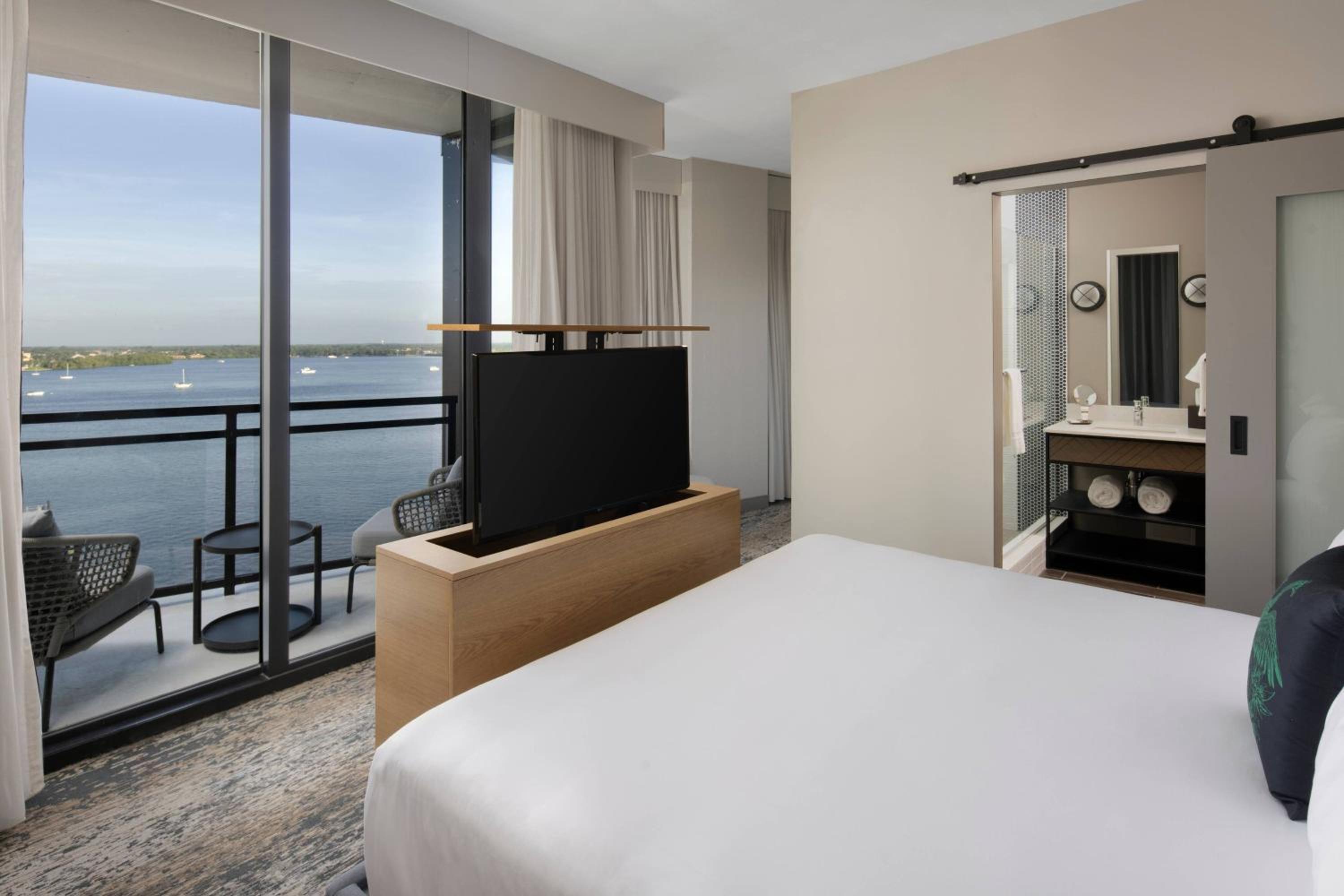 King Room Chaise Lounge, Guest room, 1 King (Mobility Accessible w/ Roll-in Shower) - Photo 3
