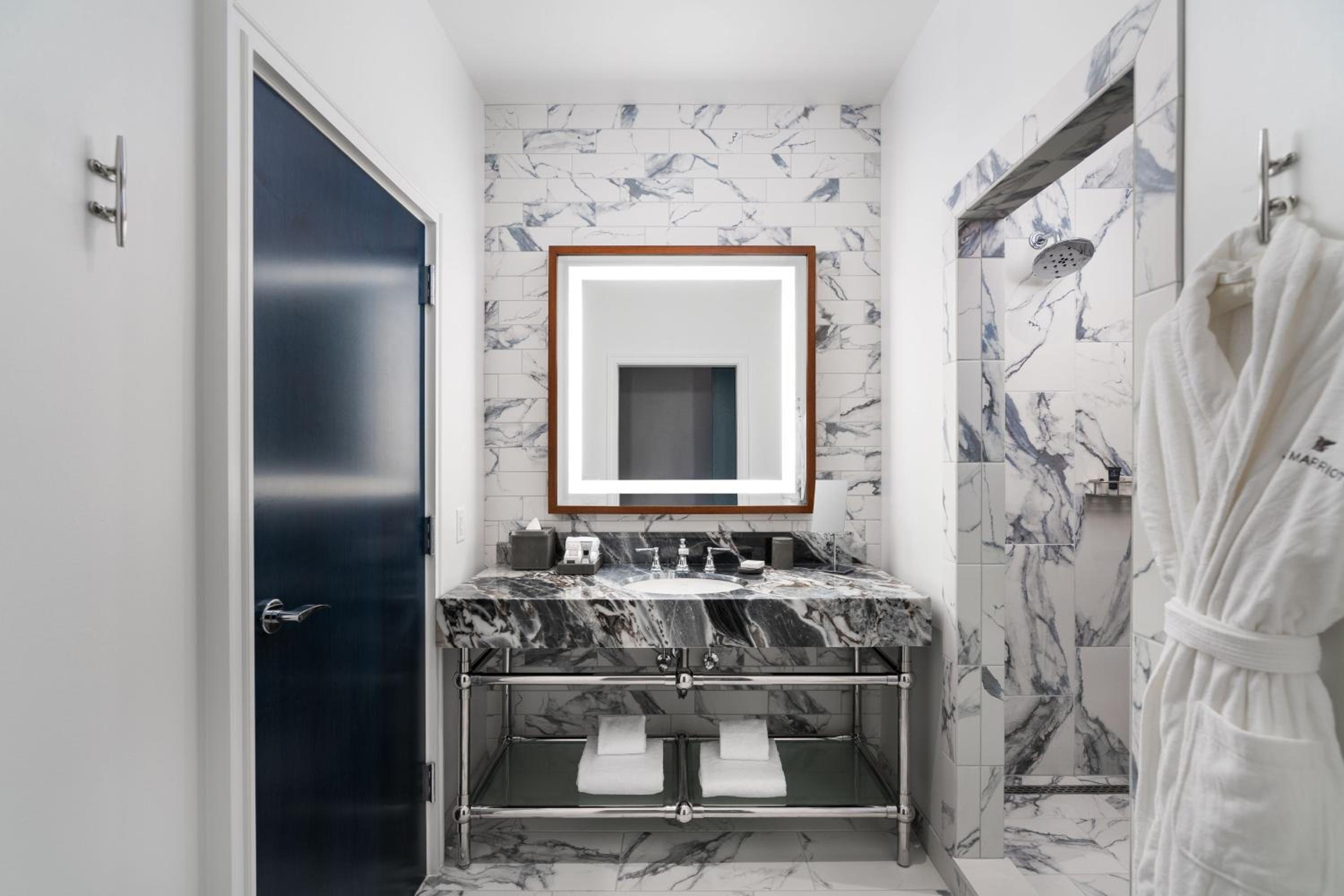 Queen Room with Two Queen Beds, City View and Roll-in Shower - Mobility Accessible thumbnail 6