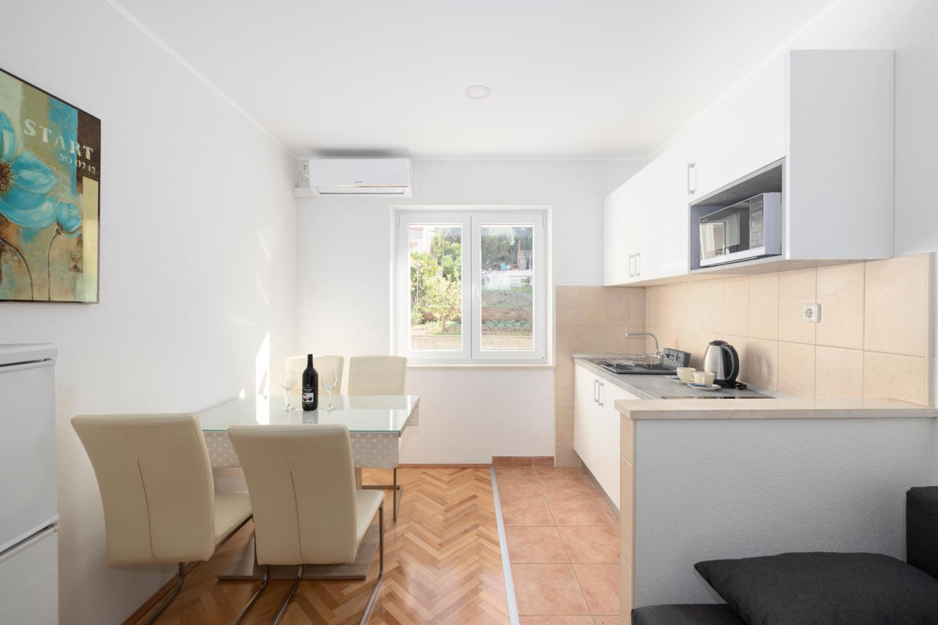 Apartment with Terrace - Photo 13