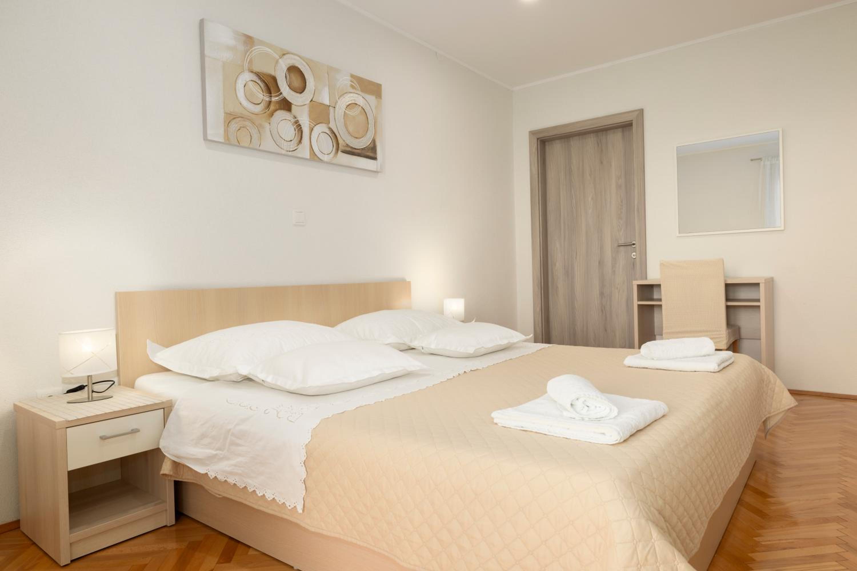 Apartment with Terrace - Photo 4