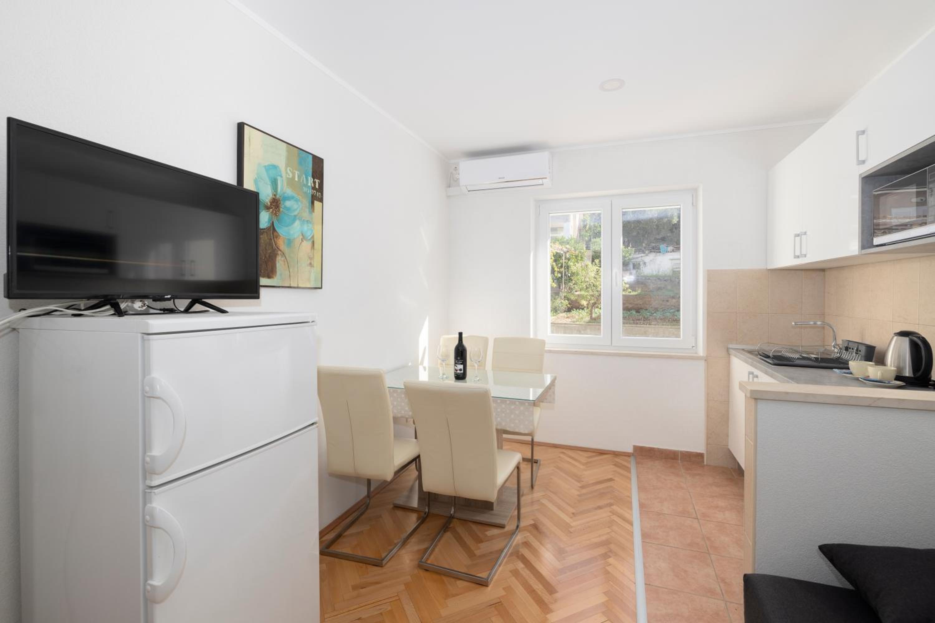 Apartment with Terrace - Photo 12