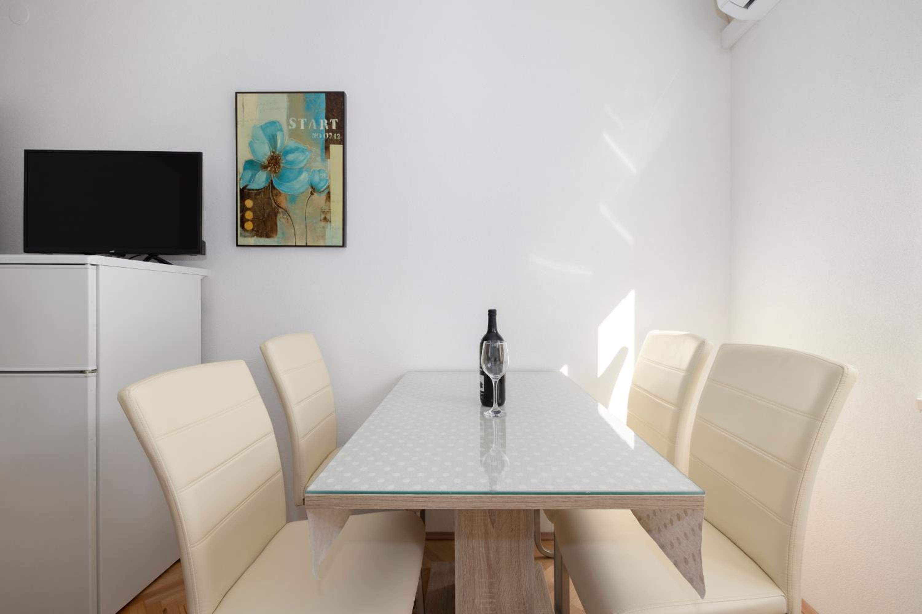 Apartment with Terrace - Photo 11