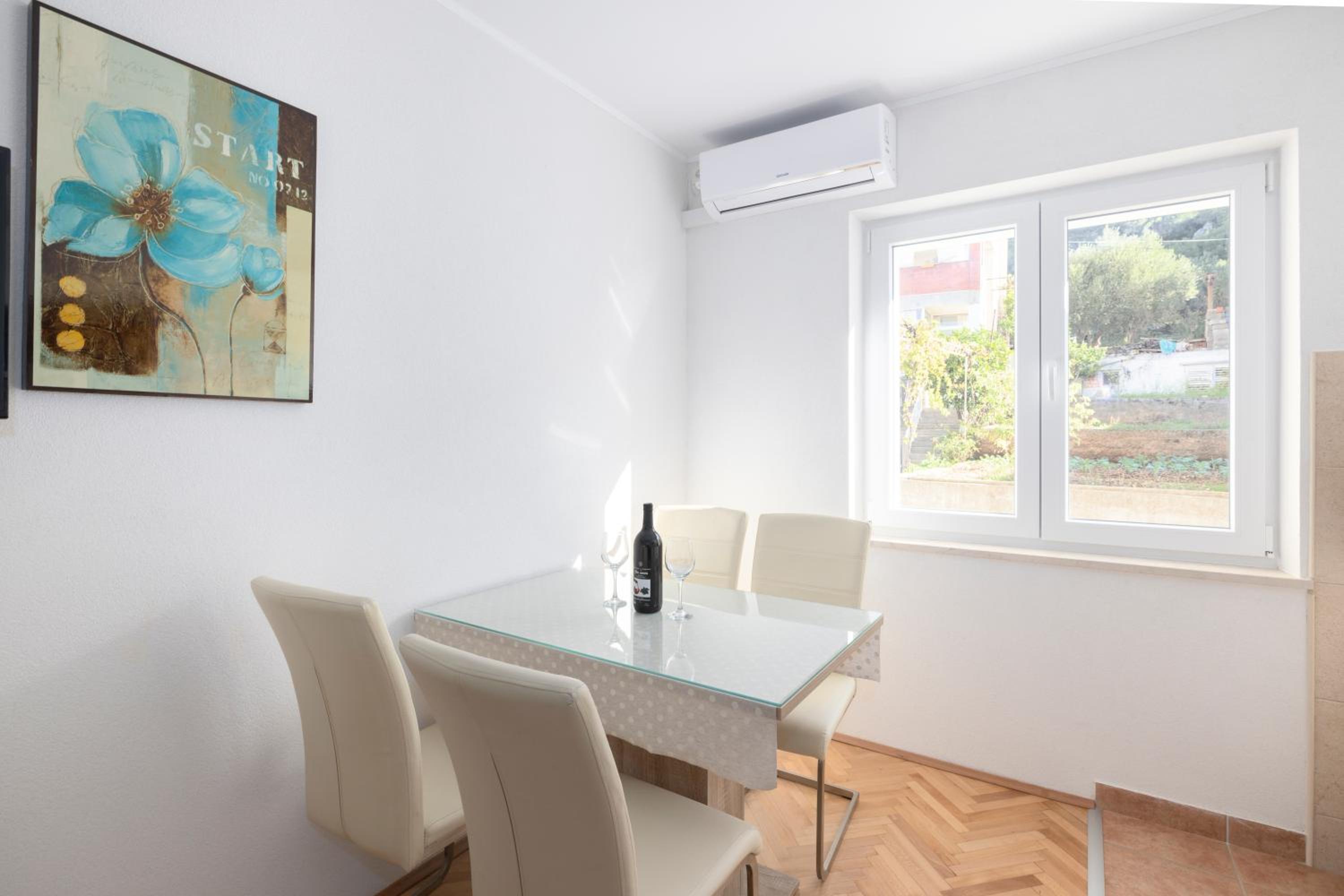 Apartment with Terrace - Photo 14