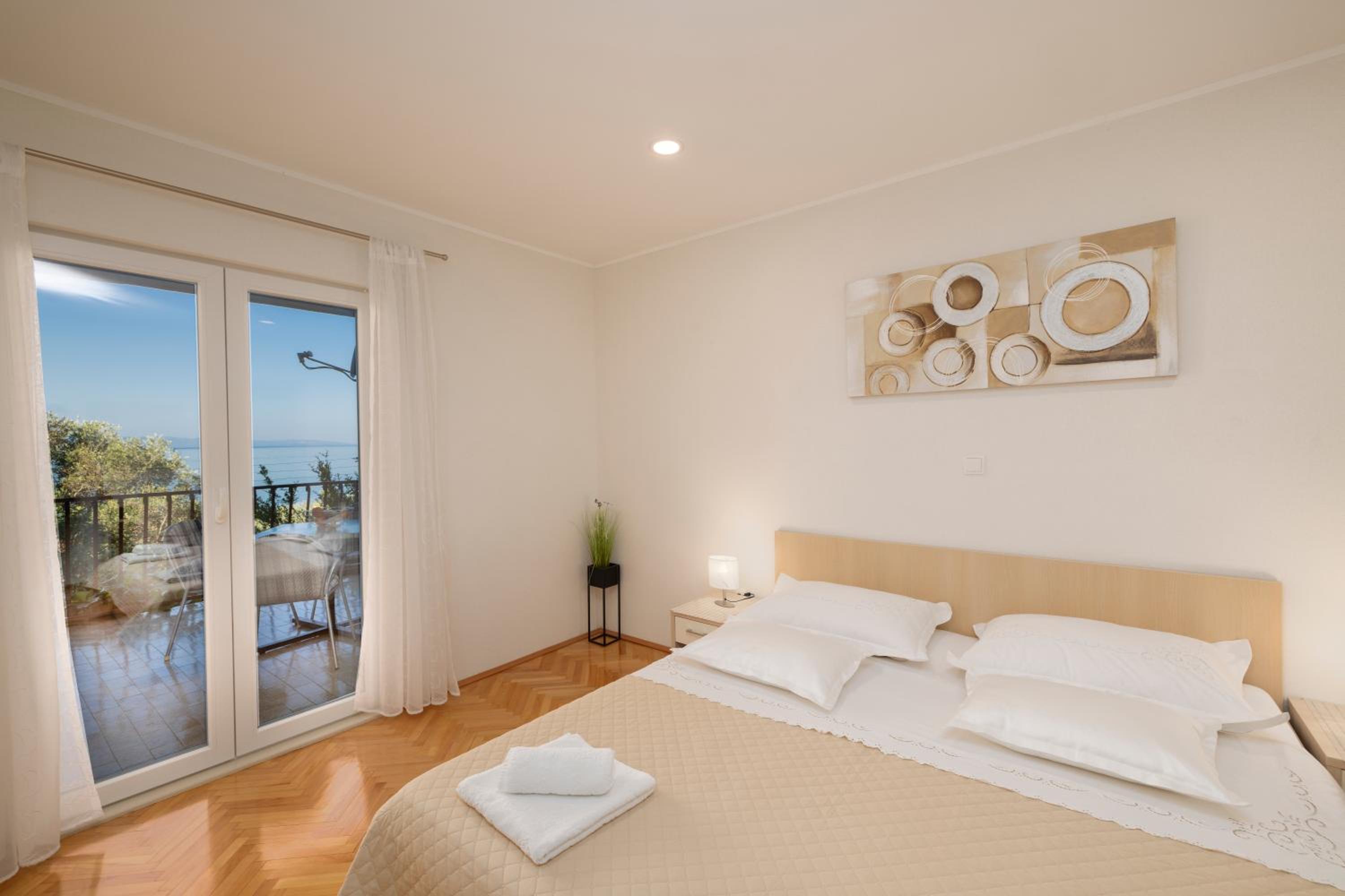 Apartment with Terrace - Photo 6