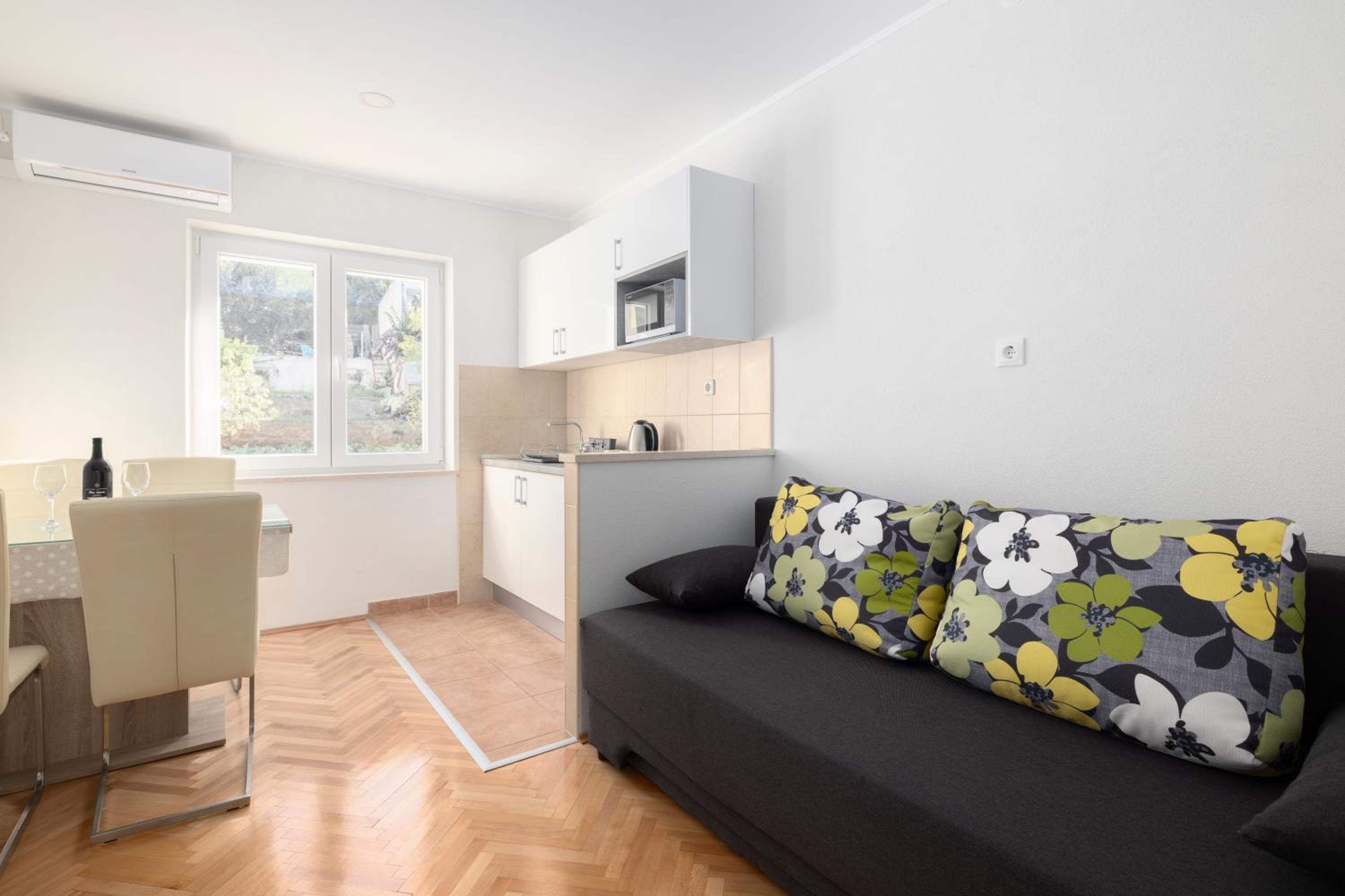 Apartment with Terrace - Photo 15