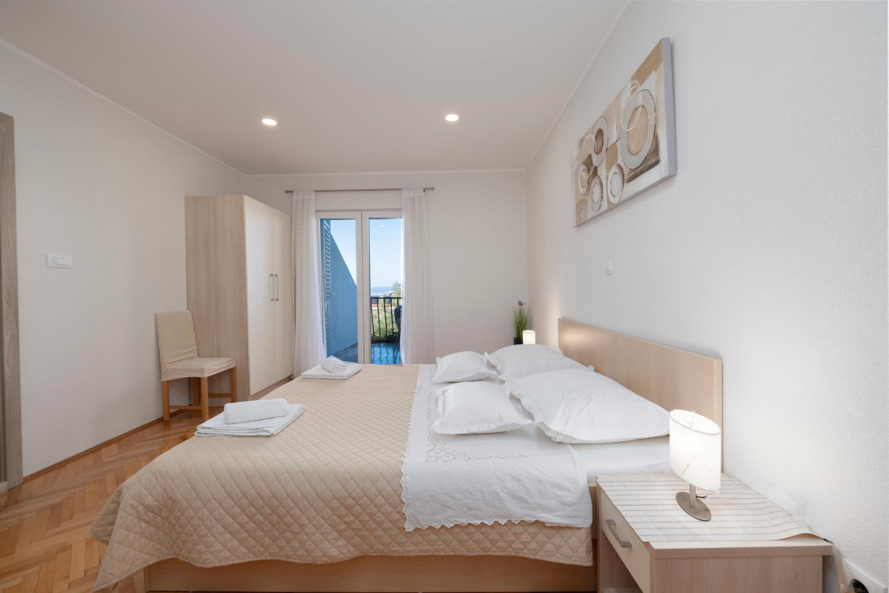 Apartment with Terrace - Photo 7