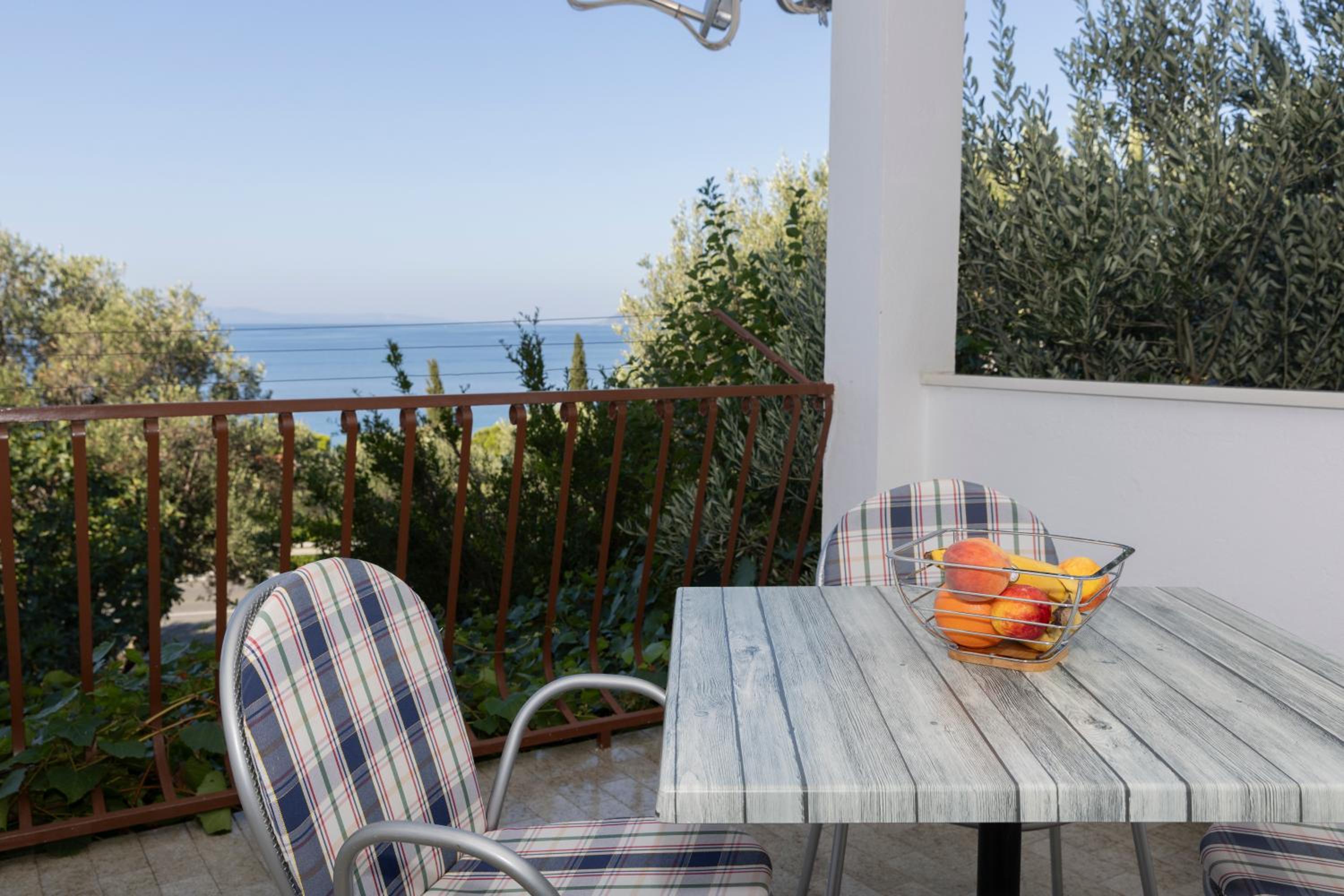 Apartment with Terrace - Photo 17