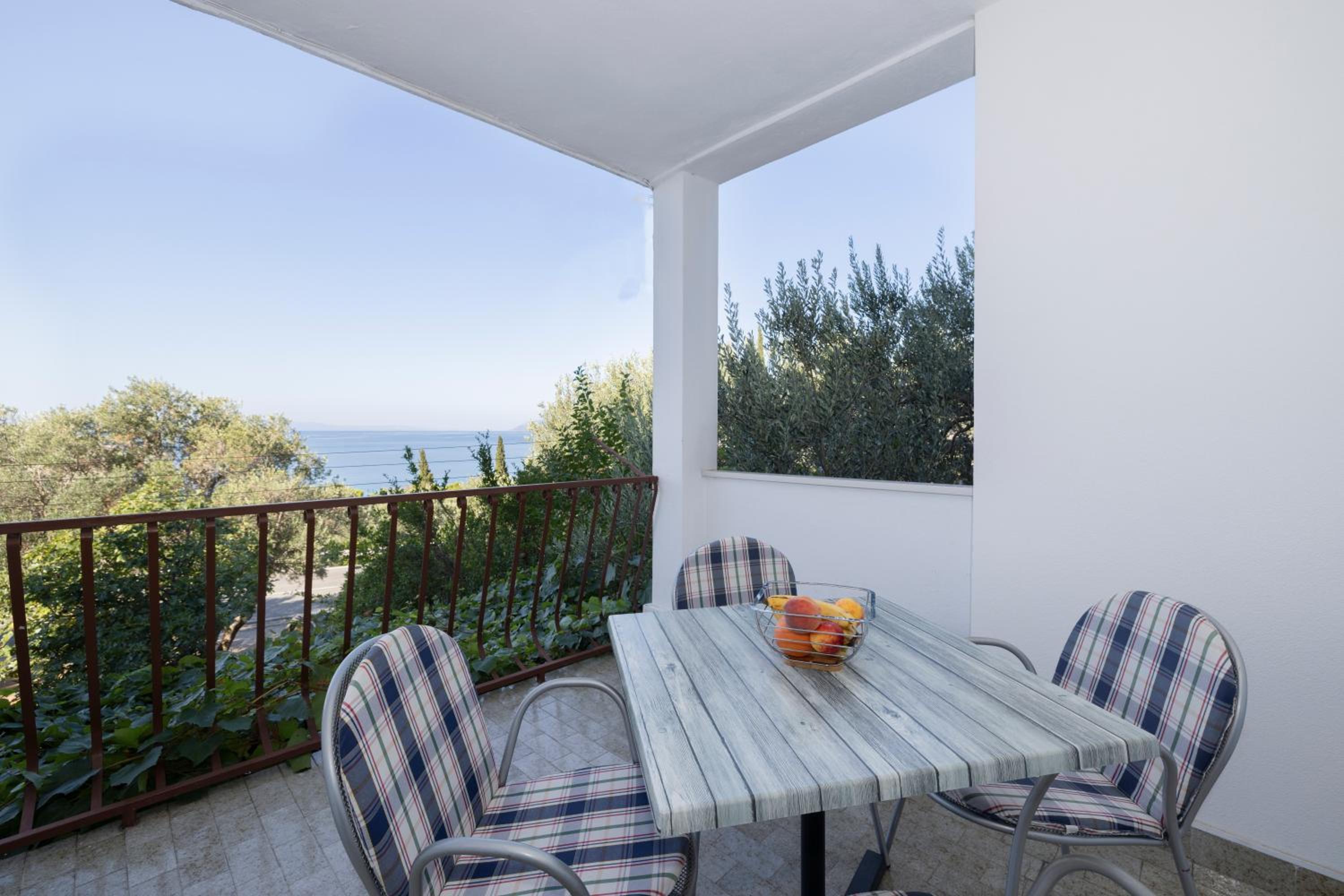 Apartment with Terrace - Photo 19