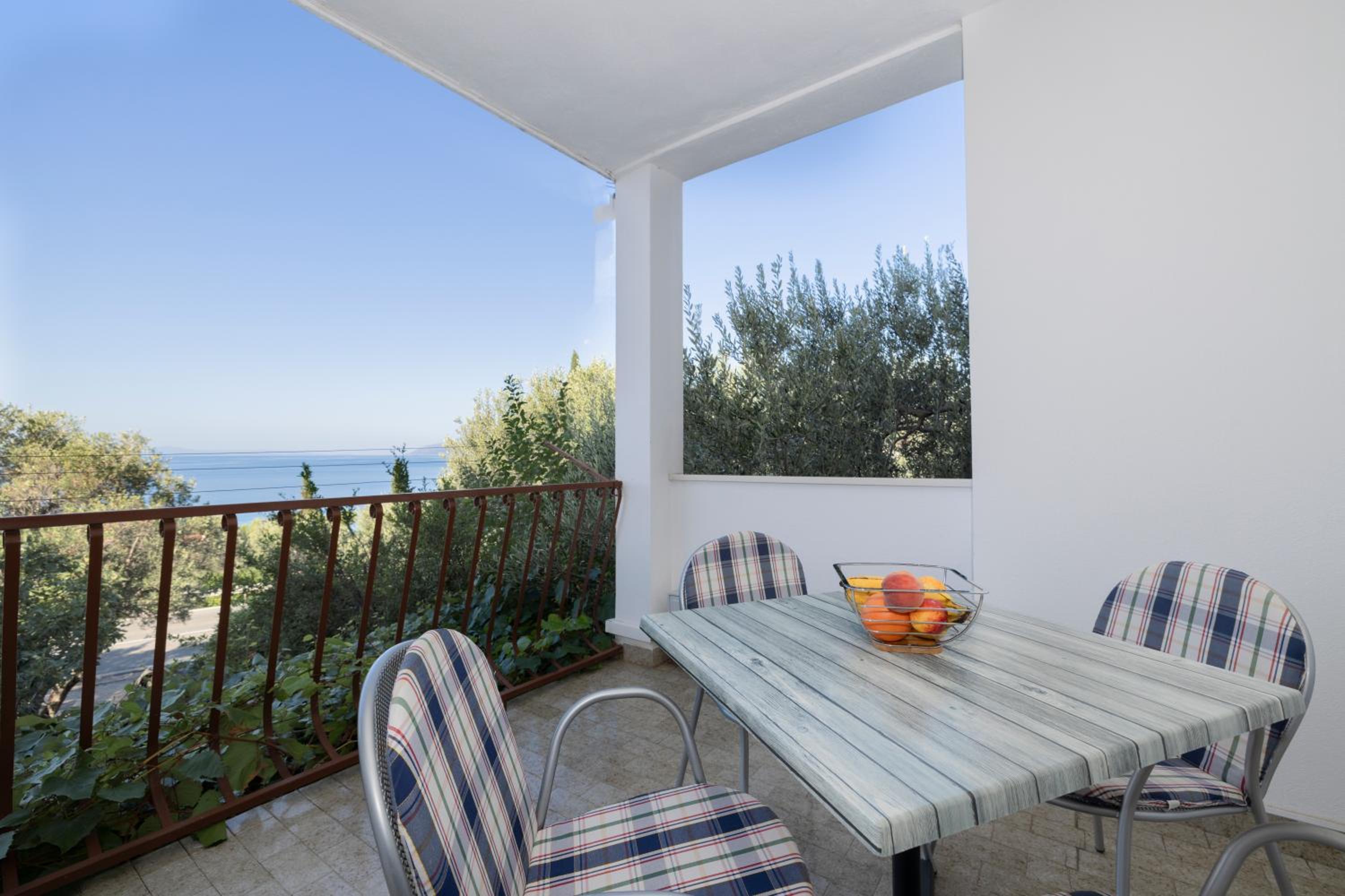 Apartment with Terrace - Photo 18