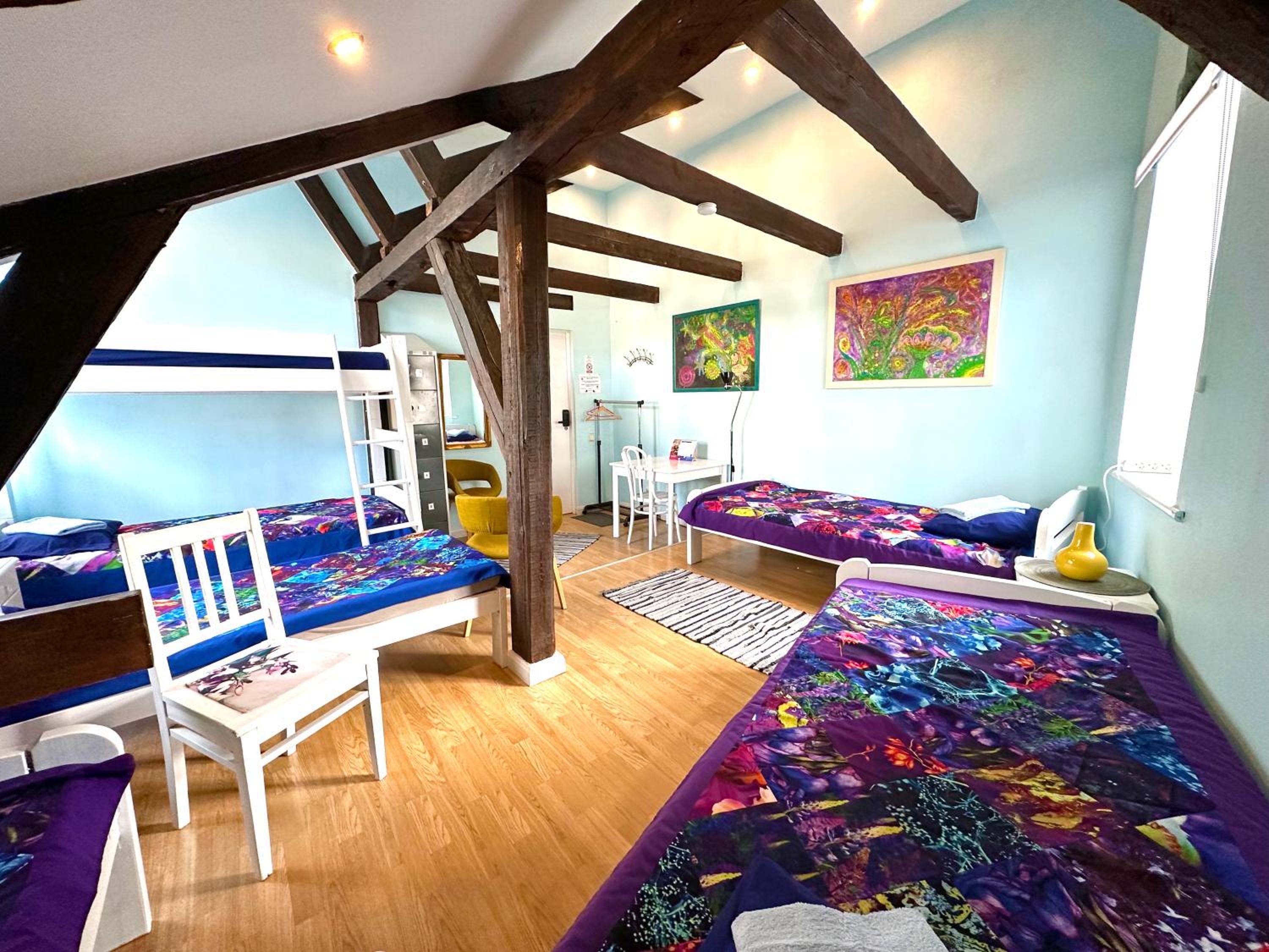 6-Bed Mixed Dormitory Room photo 2