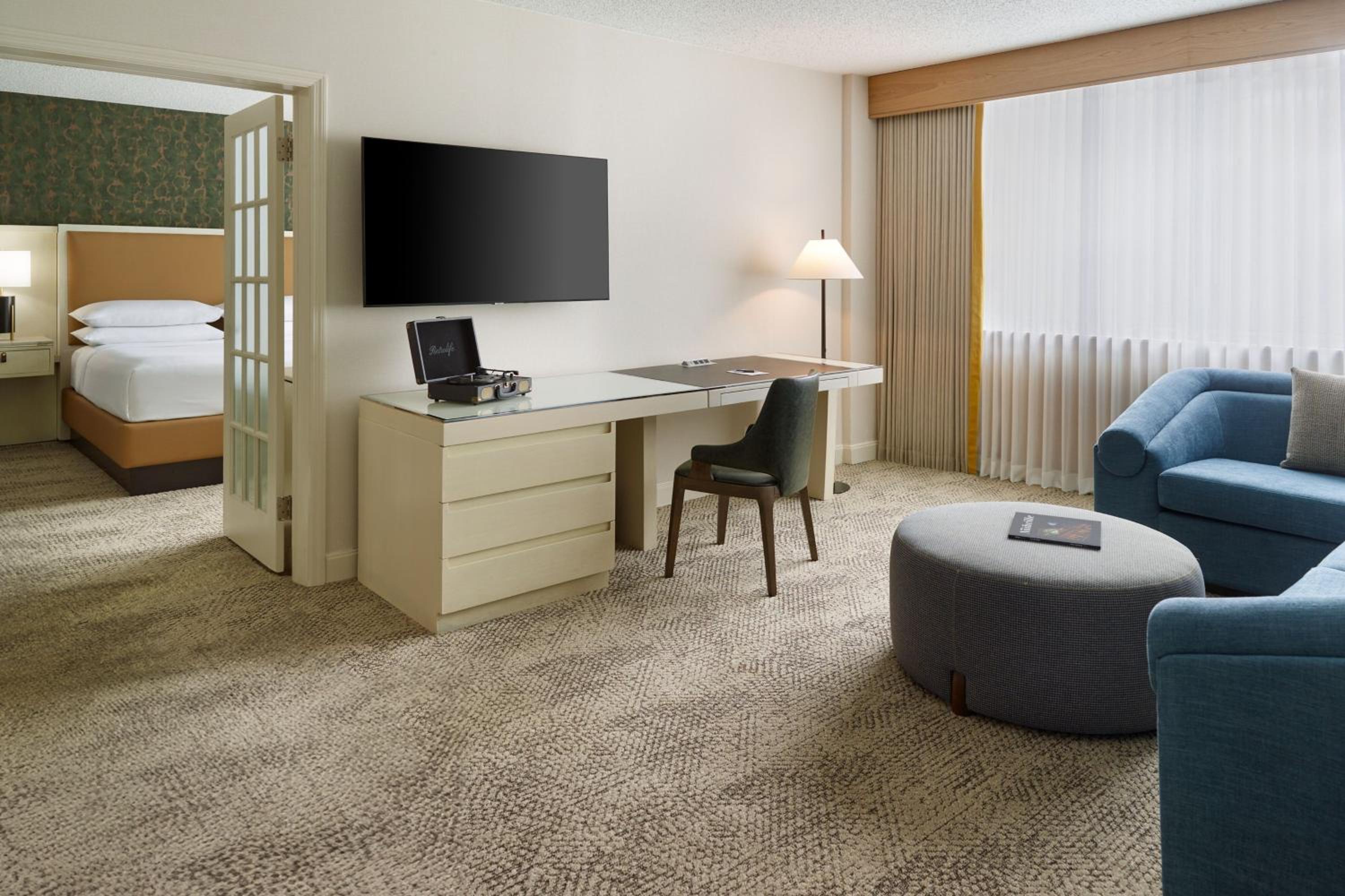 Executive Suite, 1 King - Photo 1