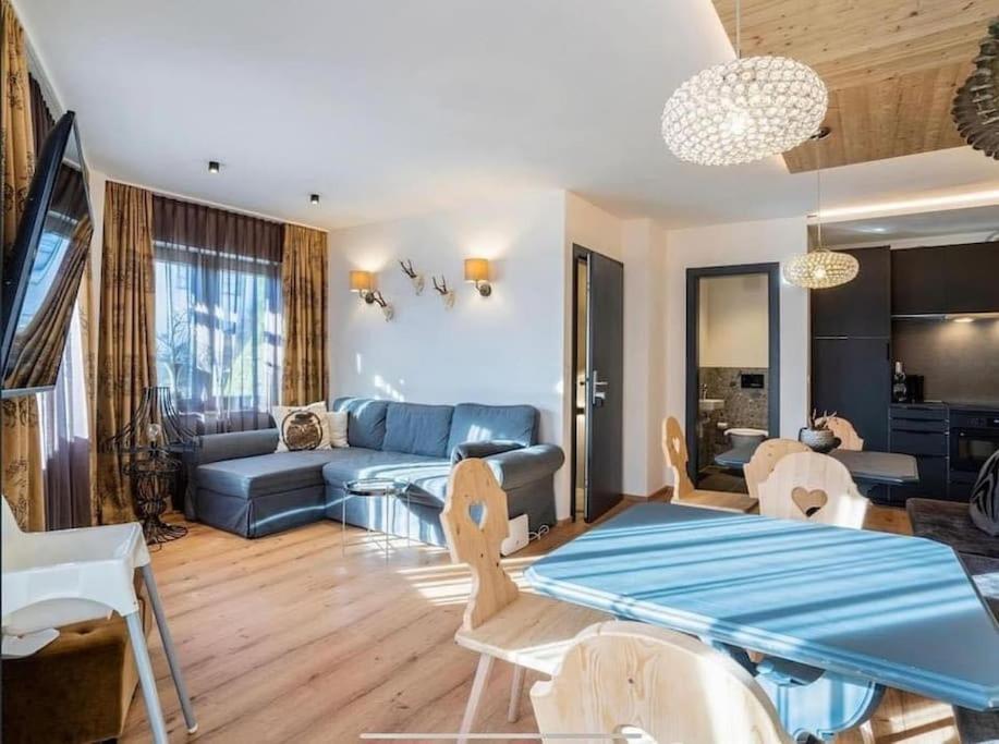 Three-Bedroom Apartment with Mountain View photo 1