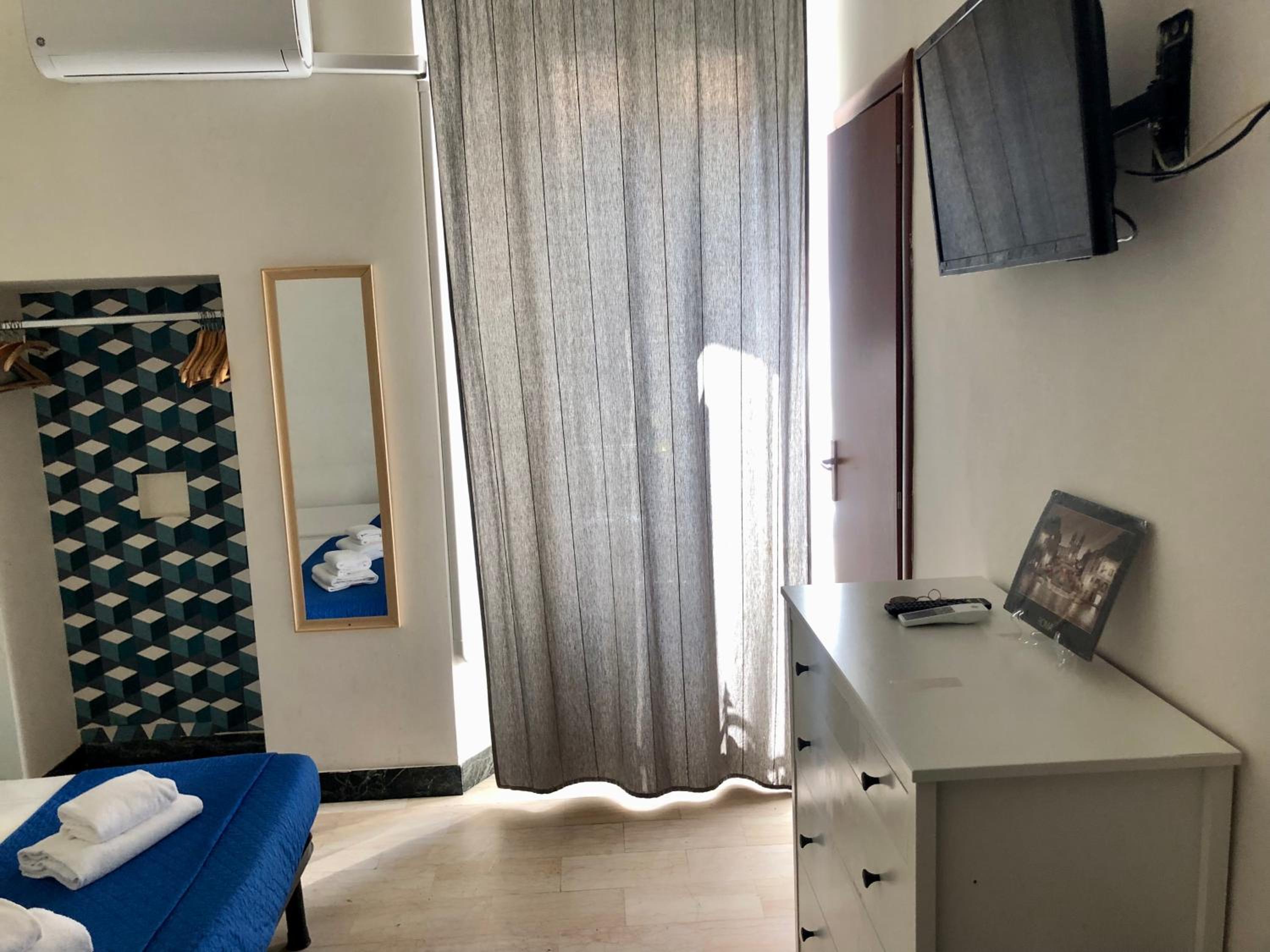 Deluxe Double Room (2 Adults + 1 Child) photo 2