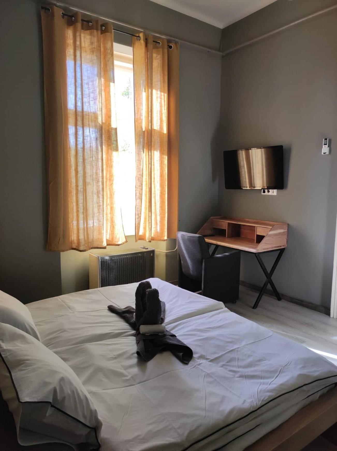 Quadruple Room with Bathroom - Photo 13