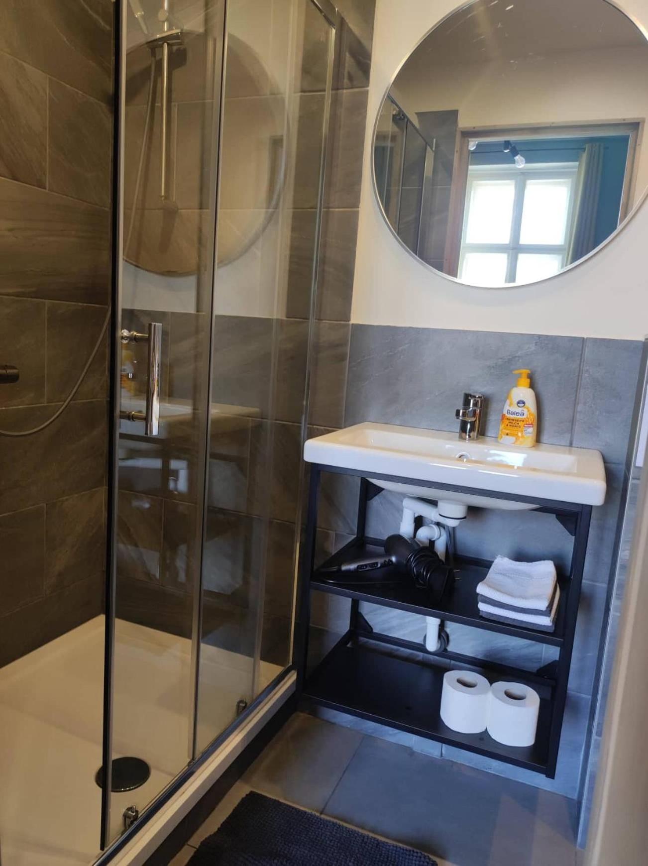 Quadruple Room with Bathroom - Photo 5