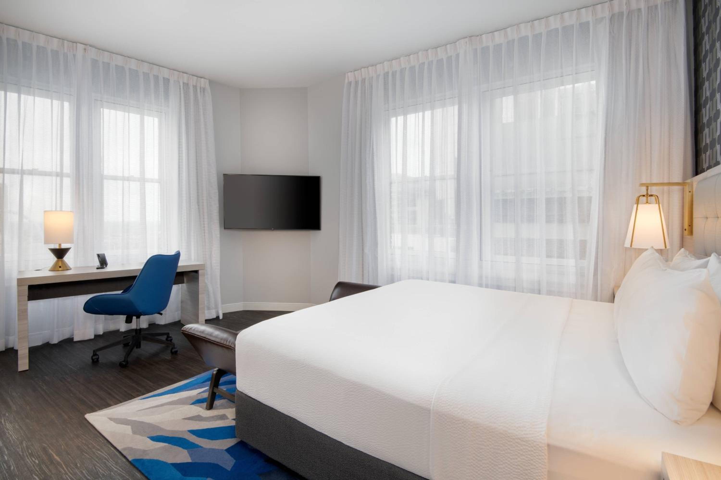 Corner King Room