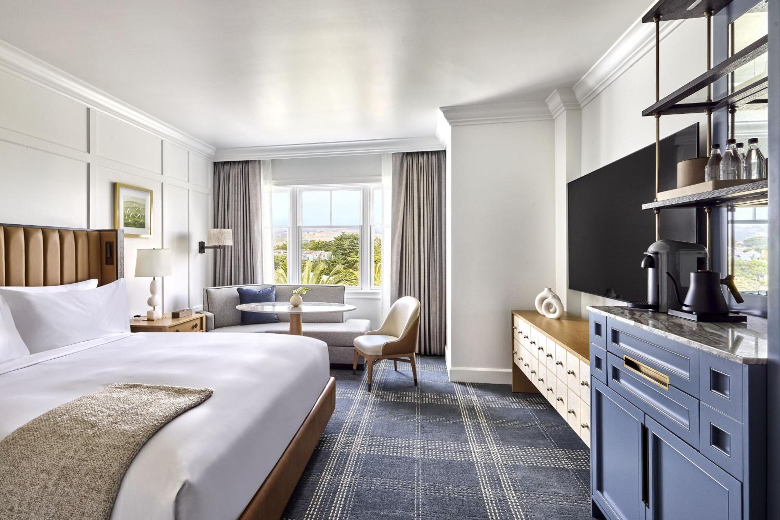 Deluxe Guest Room - Photo 9
