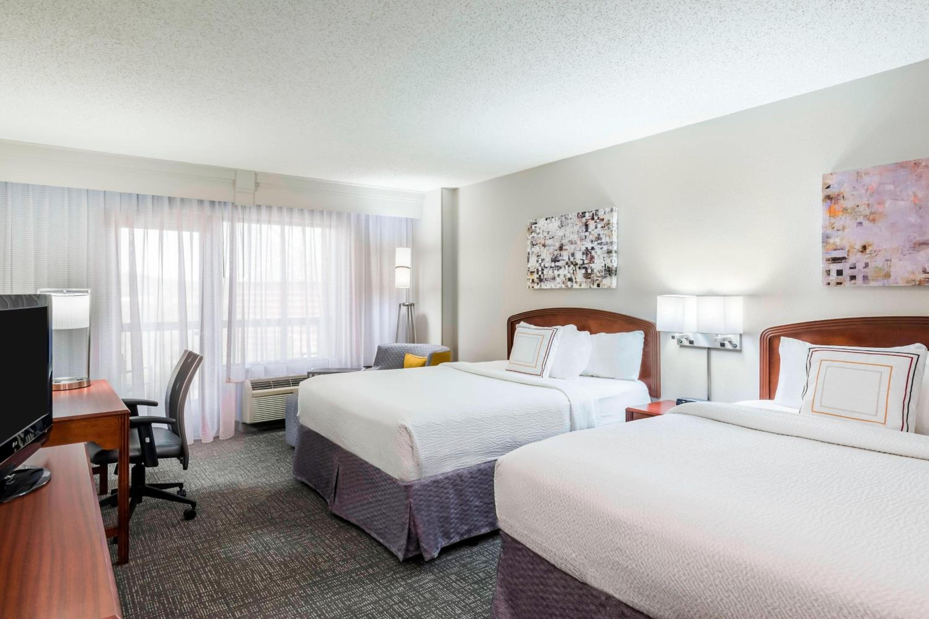 Guest Room with Two Queen Beds and Balcony - Aquarium View - Photo 1