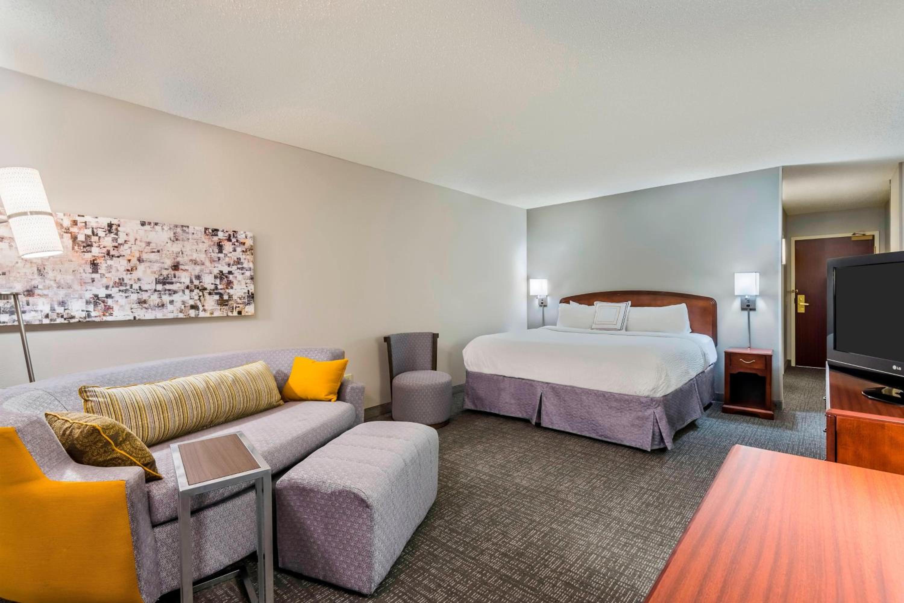 King Guest Room With Sofa Bed And Whirlpool