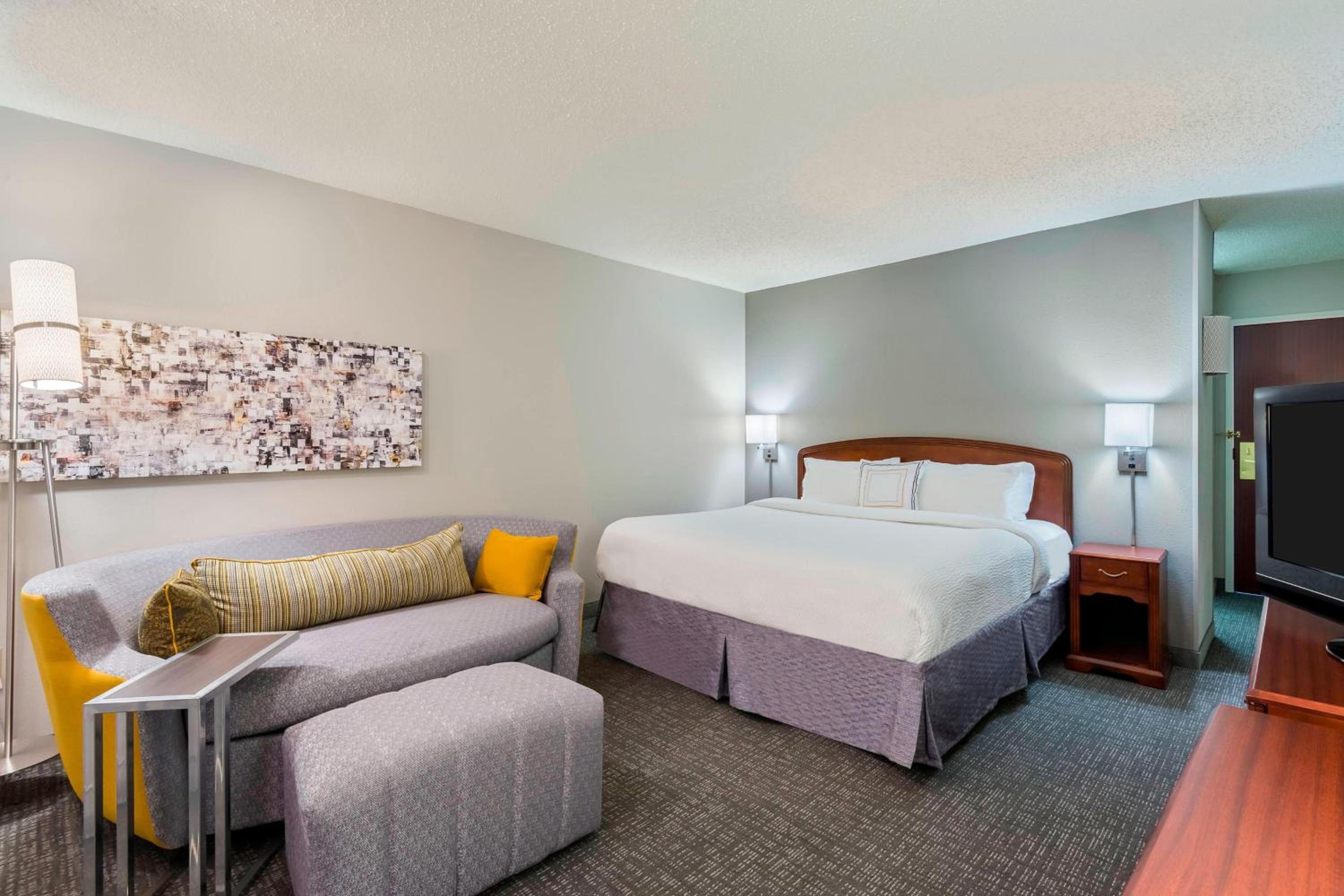 One-Bedroom King Suite with Sofa Bed and Balcony - Photo 2