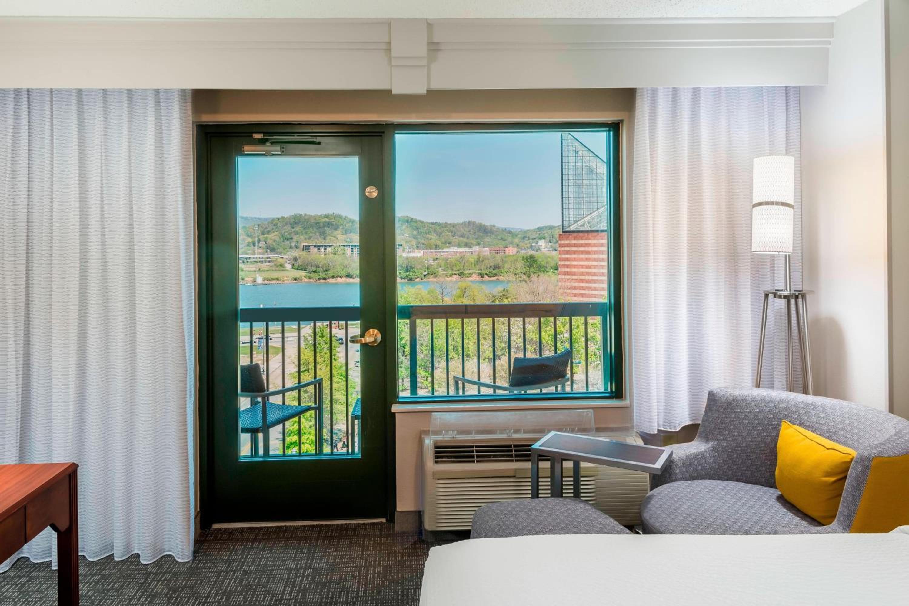 Guest Room with Two Queen Beds and Balcony - Aquarium View - Photo 2