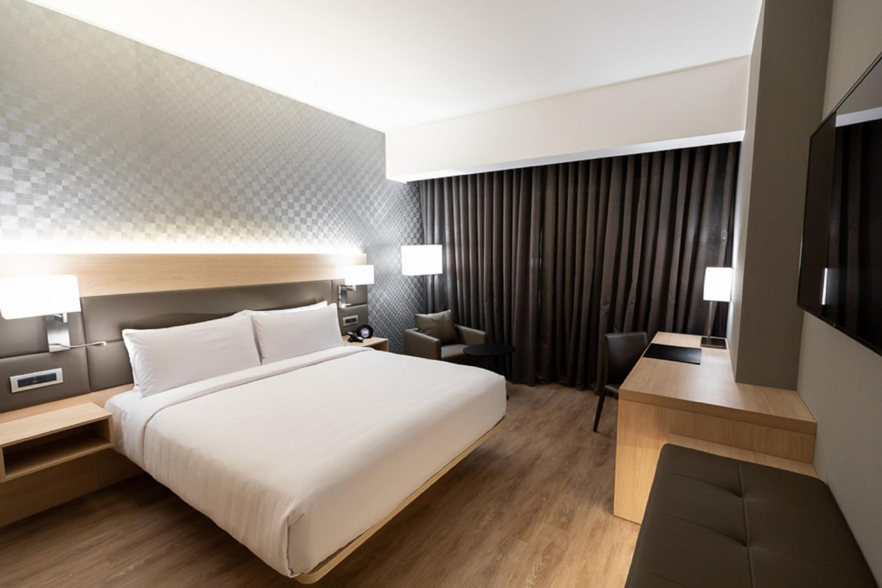 Deluxe King Room with Partial Ocean View - Photo 2